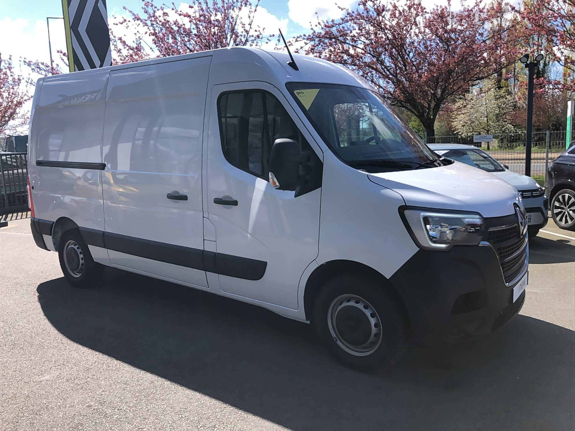 Vente en ligne Renault Master Fourgon MASTER FGN TRAC F3500 L2H2 BLUE DCI 135 au prix de 24 990 €