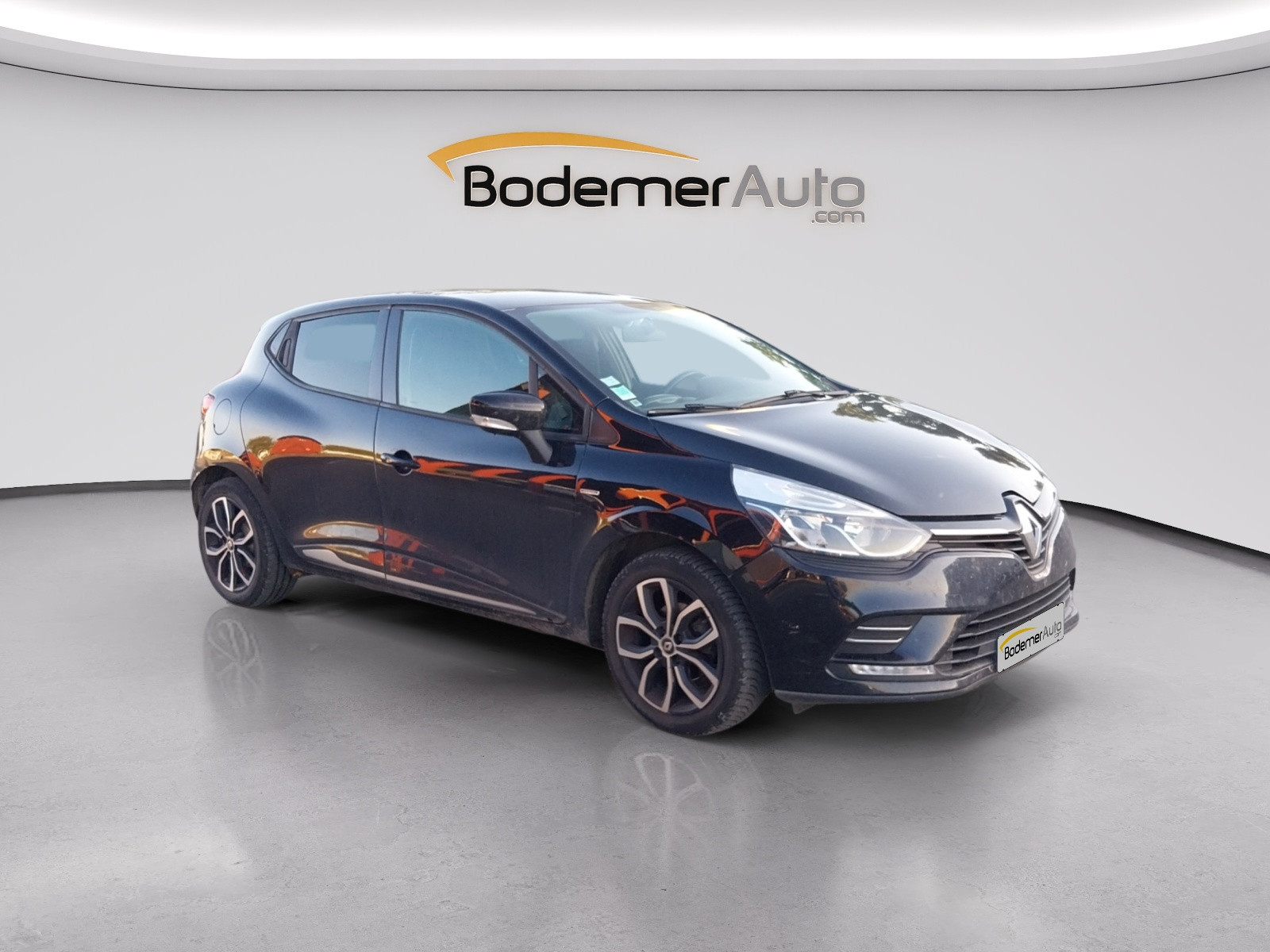 Vente en ligne Renault Clio 4 Clio TCe 90 E6C au prix de 9 990 €
