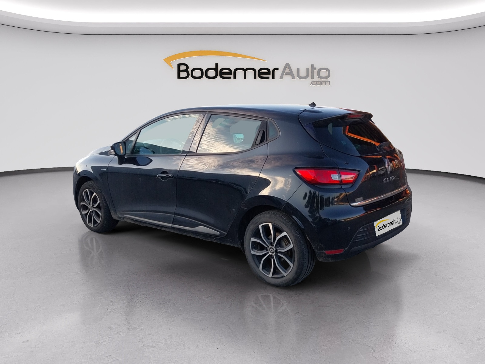 Vente en ligne Renault Clio 4 Clio TCe 90 E6C au prix de 9 990 €