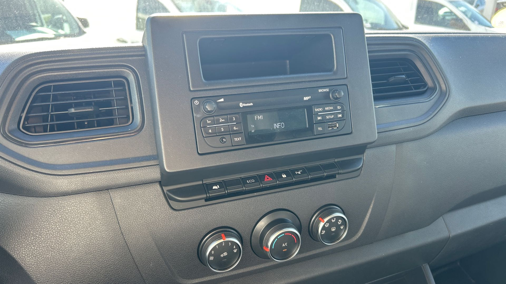 Vente en ligne Renault Master Fourgon MASTER FGN TRAC F3500 L2H2 BLUE DCI 135 au prix de 20 990 €