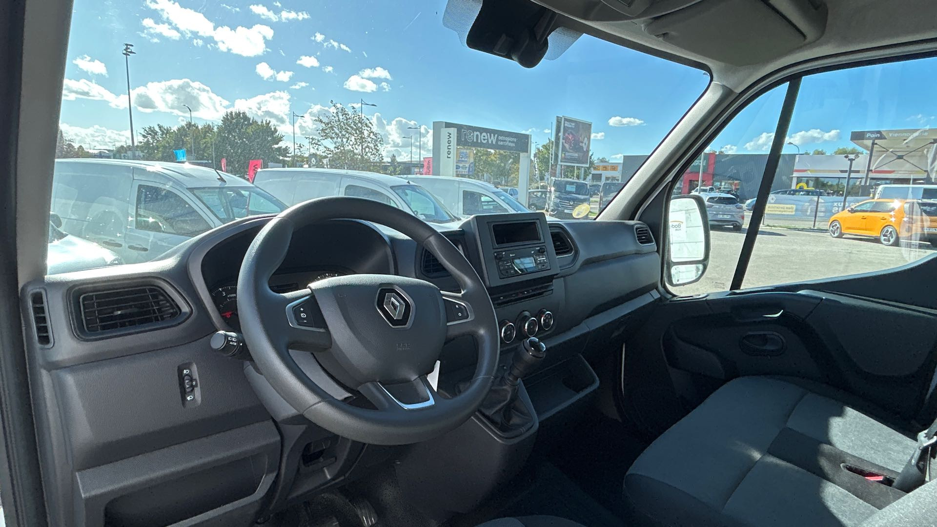Vente en ligne Renault Master Fourgon MASTER FGN TRAC F3500 L2H2 BLUE DCI 135 au prix de 20 990 €