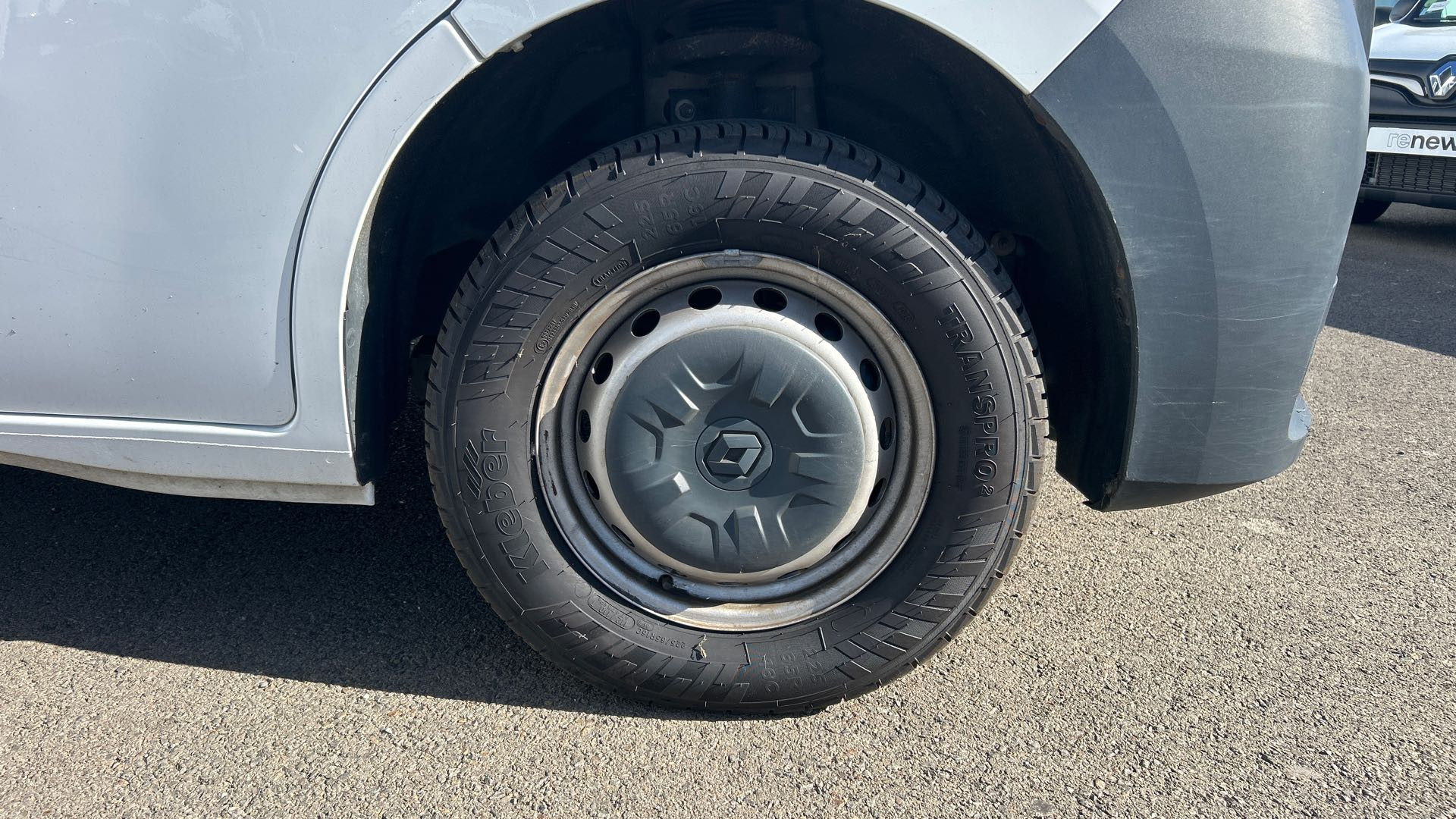 Vente en ligne Renault Master Fourgon MASTER FGN TRAC F3500 L2H2 BLUE DCI 135 au prix de 20 990 €