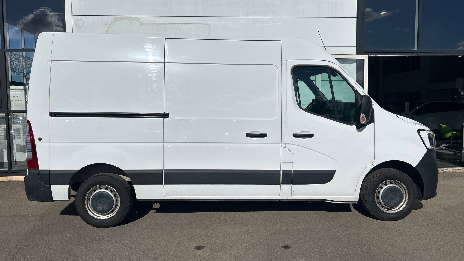 Vente en ligne Renault Master Fourgon MASTER FGN TRAC F3500 L2H2 BLUE DCI 135 au prix de 20 990 €