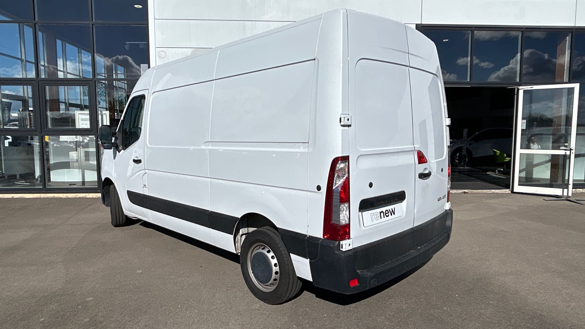 Vente en ligne Renault Master Fourgon MASTER FGN TRAC F3500 L2H2 BLUE DCI 135 au prix de 20 990 €