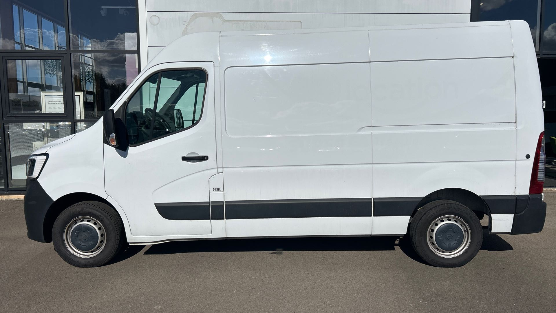 Vente en ligne Renault Master Fourgon MASTER FGN TRAC F3500 L2H2 BLUE DCI 135 au prix de 20 990 €