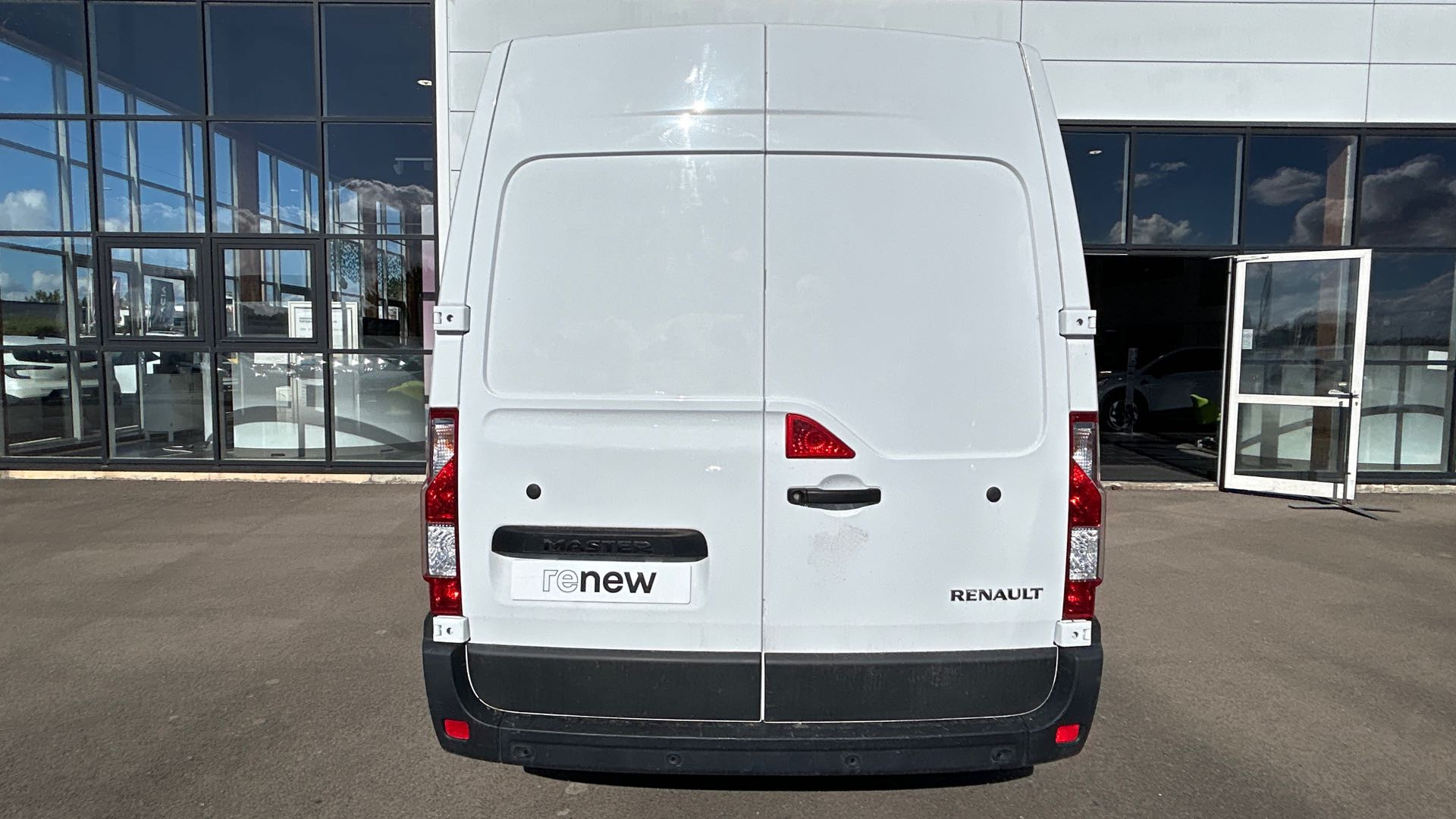 Vente en ligne Renault Master Fourgon MASTER FGN TRAC F3500 L2H2 BLUE DCI 135 au prix de 20 990 €