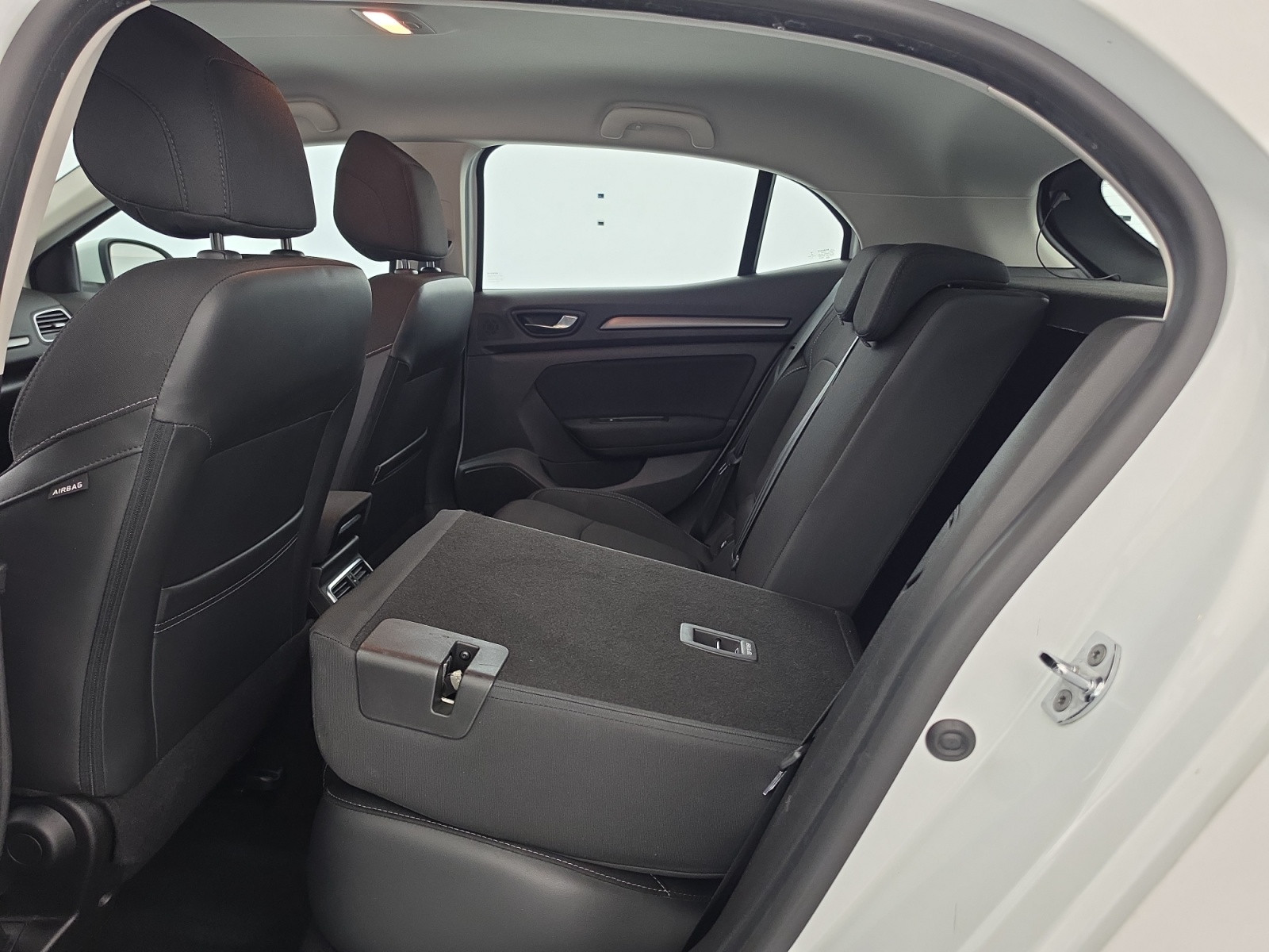 Vente en ligne Renault Megane 4 Mégane IV Berline Blue dCi 115 au prix de 13 290 €