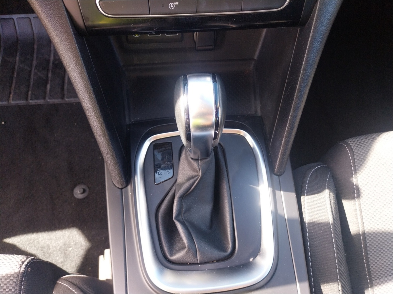 Vente en ligne Renault Megane 4  Blue dCi 115 EDC au prix de 13 990 €