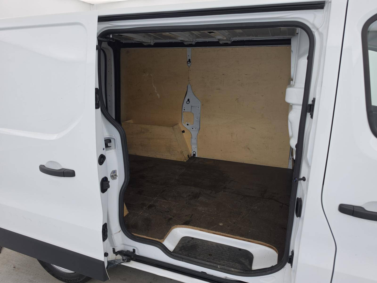 Vente en ligne Renault Trafic 3 Fourgon TRAFIC FGN L1H1 3000 KG BLUE DCI 130 au prix de 21 480 €