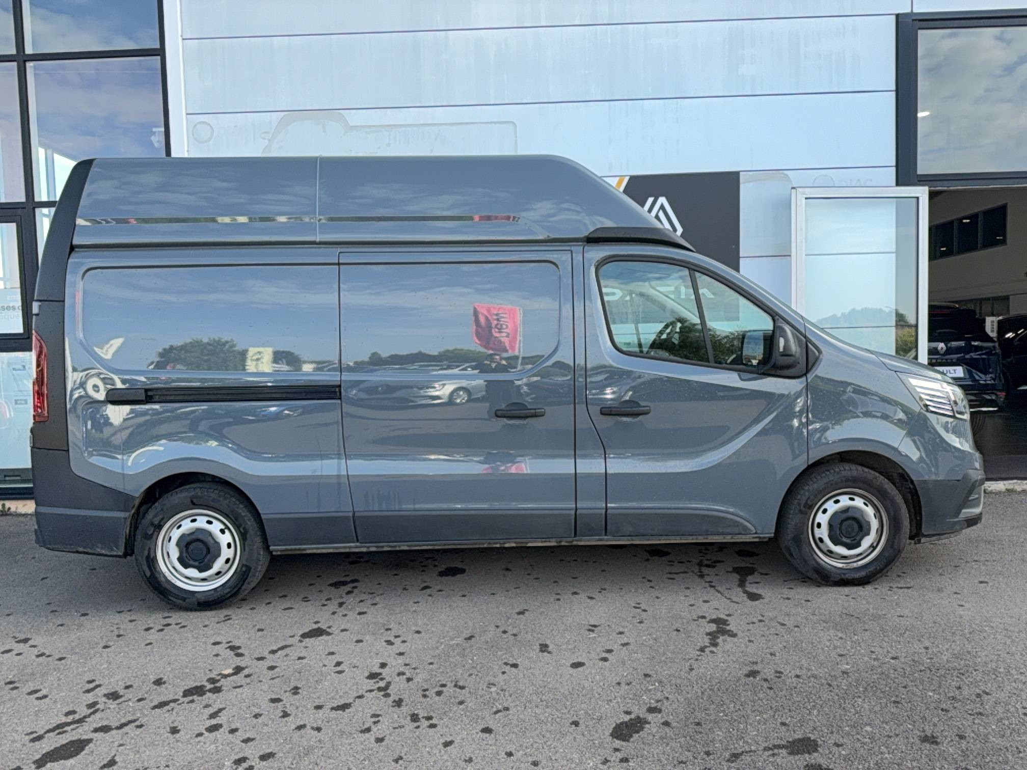 Vente en ligne Renault Trafic 3 Fourgon TRAFIC FG BLUE DCI 150 L2H2 3T GSR2 au prix de 28 790 €
