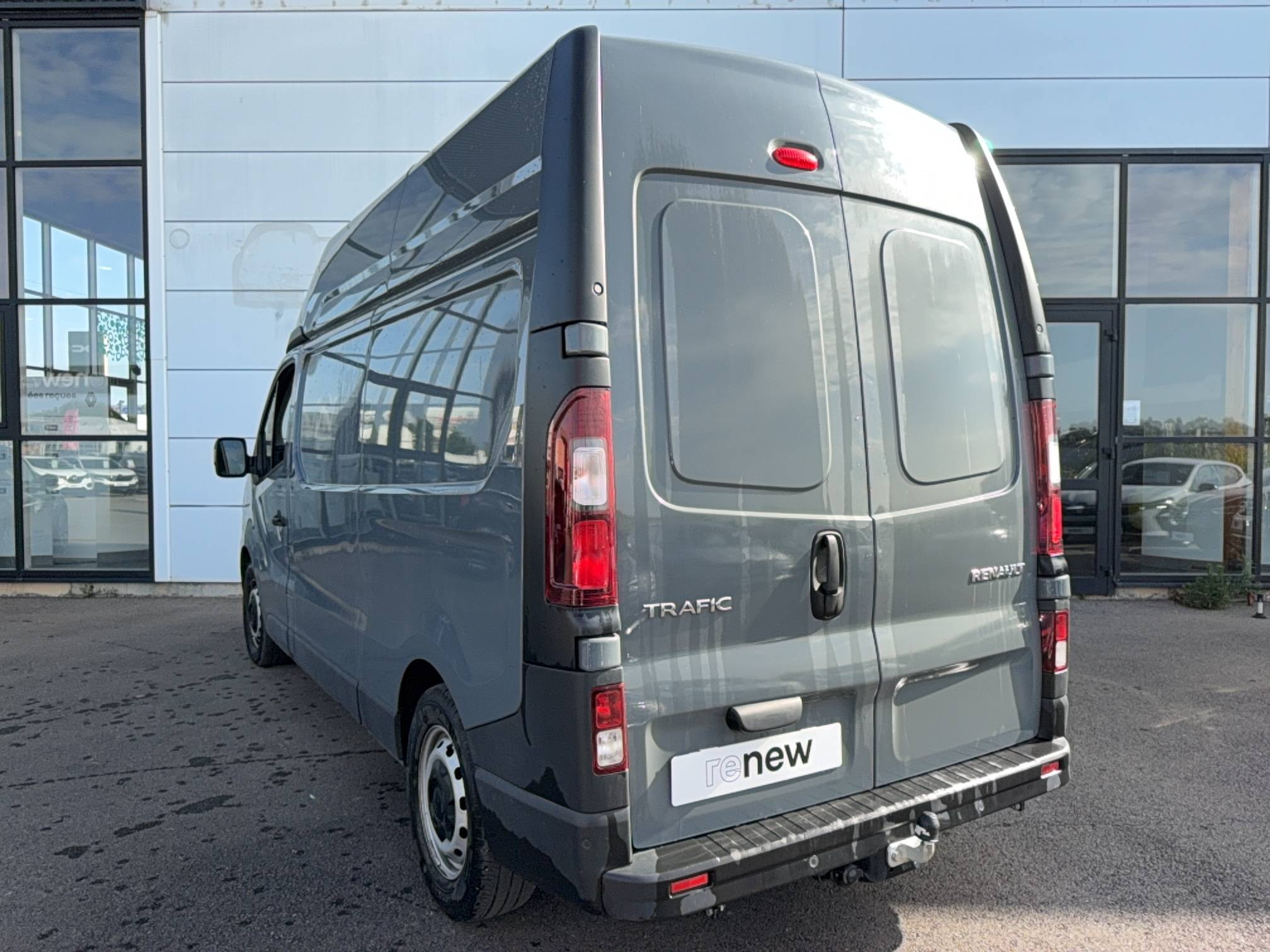 Vente en ligne Renault Trafic 3 Fourgon TRAFIC FG BLUE DCI 150 L2H2 3T GSR2 au prix de 28 790 €