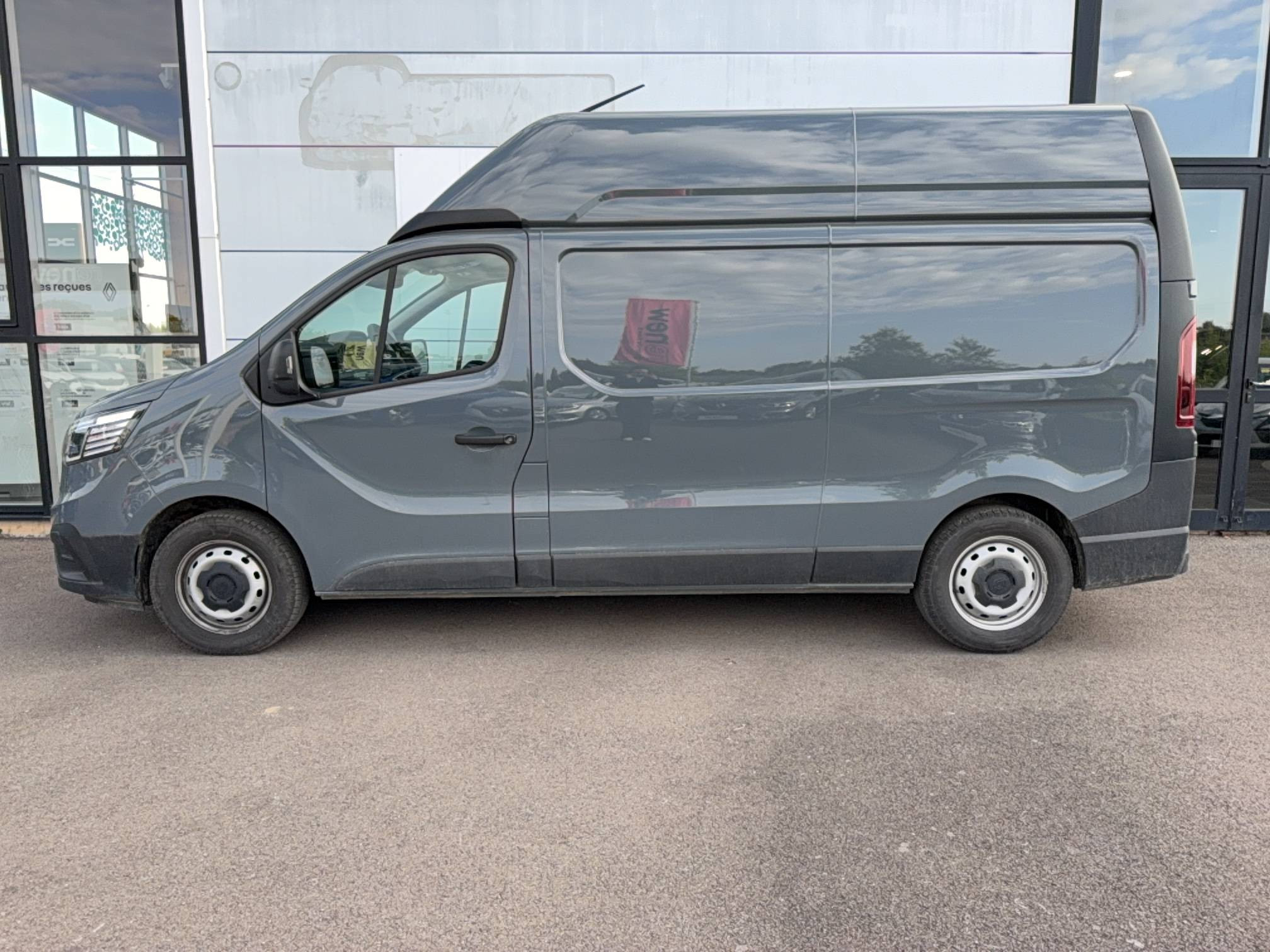 Vente en ligne Renault Trafic 3 Fourgon TRAFIC FG BLUE DCI 150 L2H2 3T GSR2 au prix de 28 790 €
