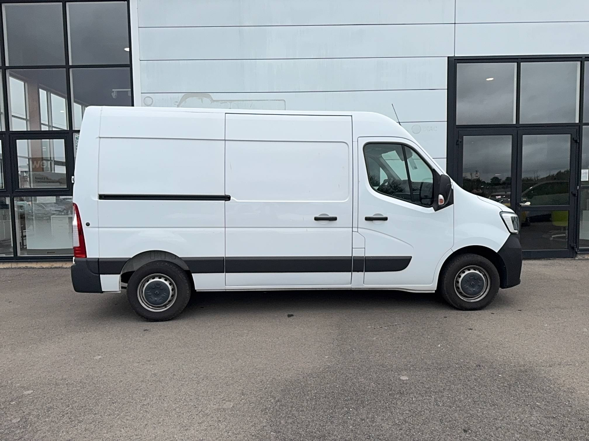 Vente en ligne Renault Master Fourgon MASTER FGN TRAC F3500 L2H2 BLUE DCI 135 au prix de 20 990 €