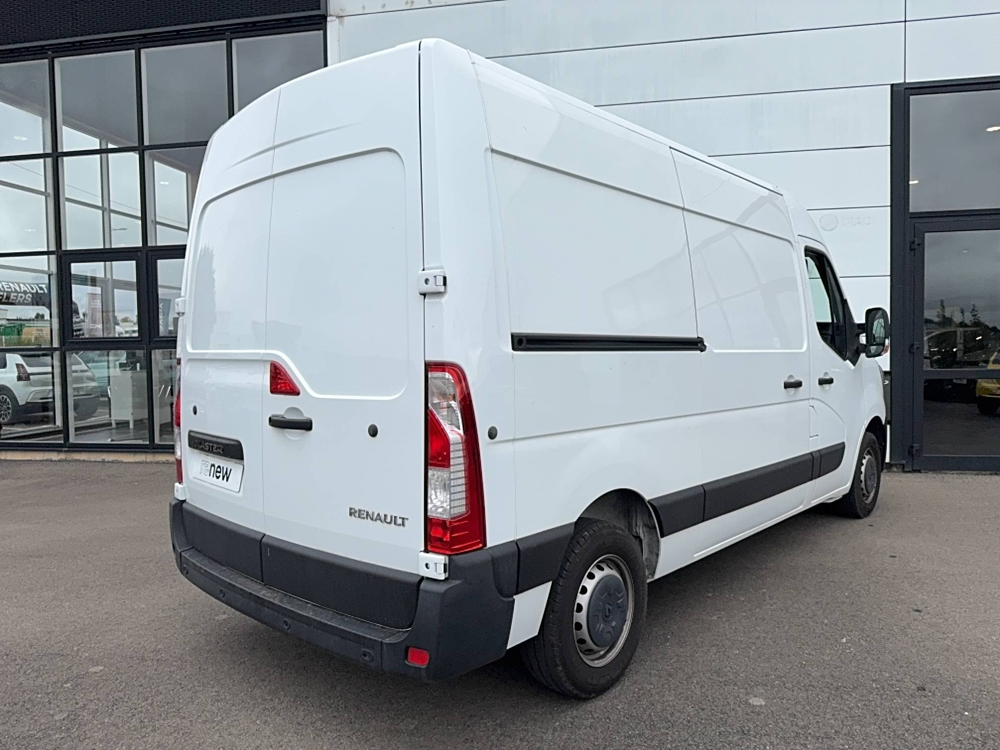 Vente en ligne Renault Master Fourgon MASTER FGN TRAC F3500 L2H2 BLUE DCI 135 au prix de 20 990 €