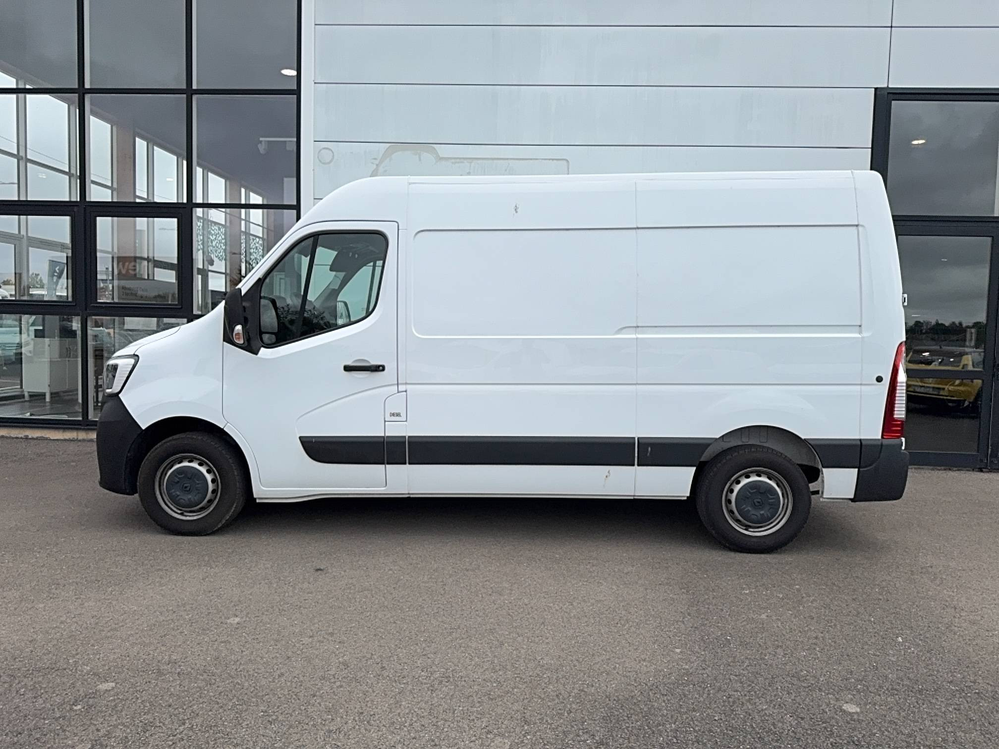Vente en ligne Renault Master Fourgon MASTER FGN TRAC F3500 L2H2 BLUE DCI 135 au prix de 20 990 €