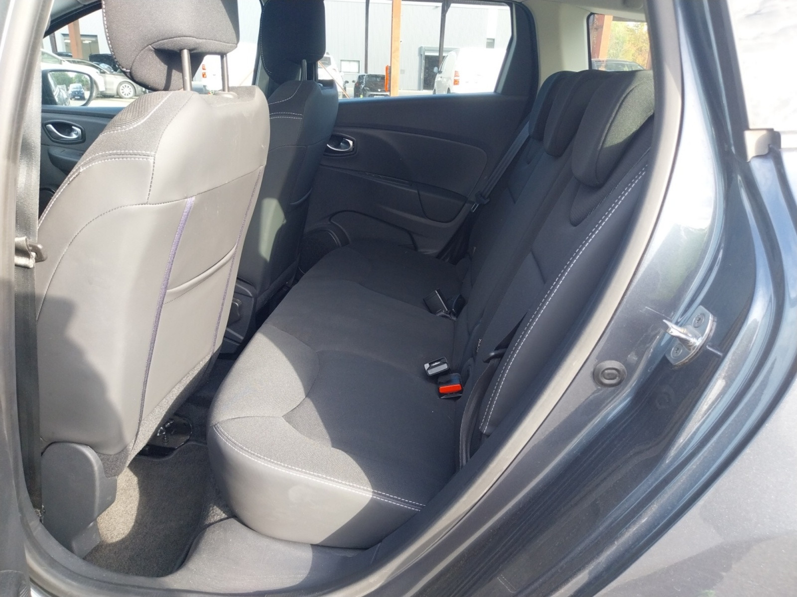 Vente en ligne Renault Clio 4 Estate Clio Estate dCi 90 E6C au prix de 13 850 €