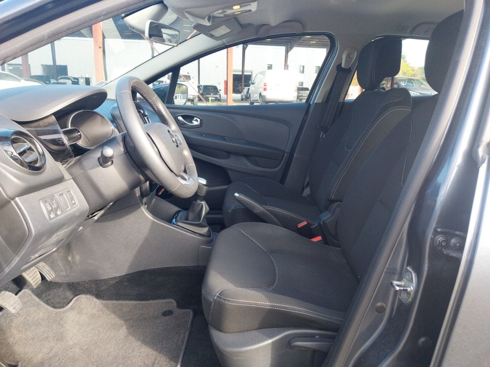 Vente en ligne Renault Clio 4 Estate Clio Estate dCi 90 E6C au prix de 13 850 €