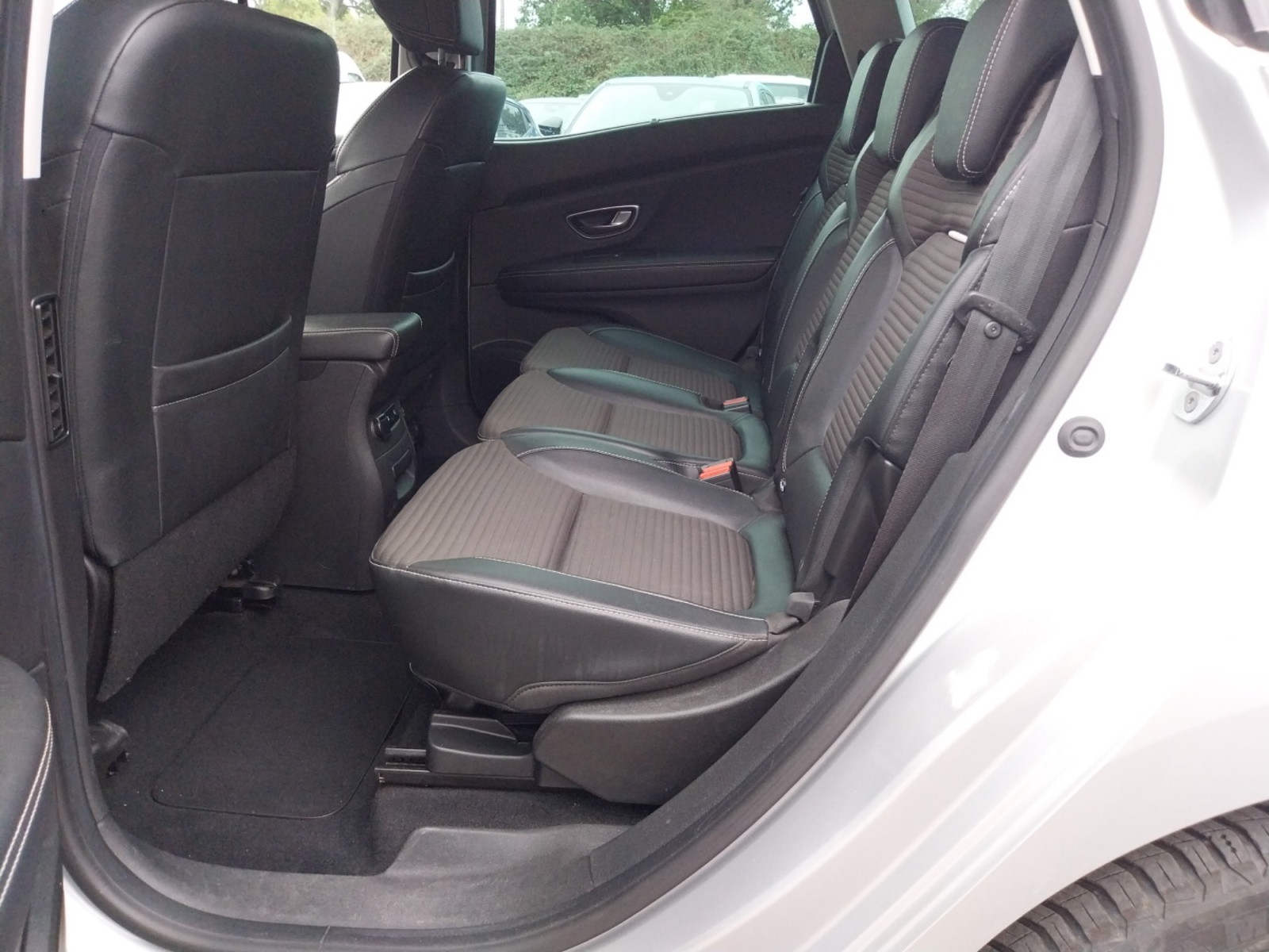 Vente en ligne Renault Scenic 4 Scenic Blue dCi 120 EDC au prix de 13 760 €