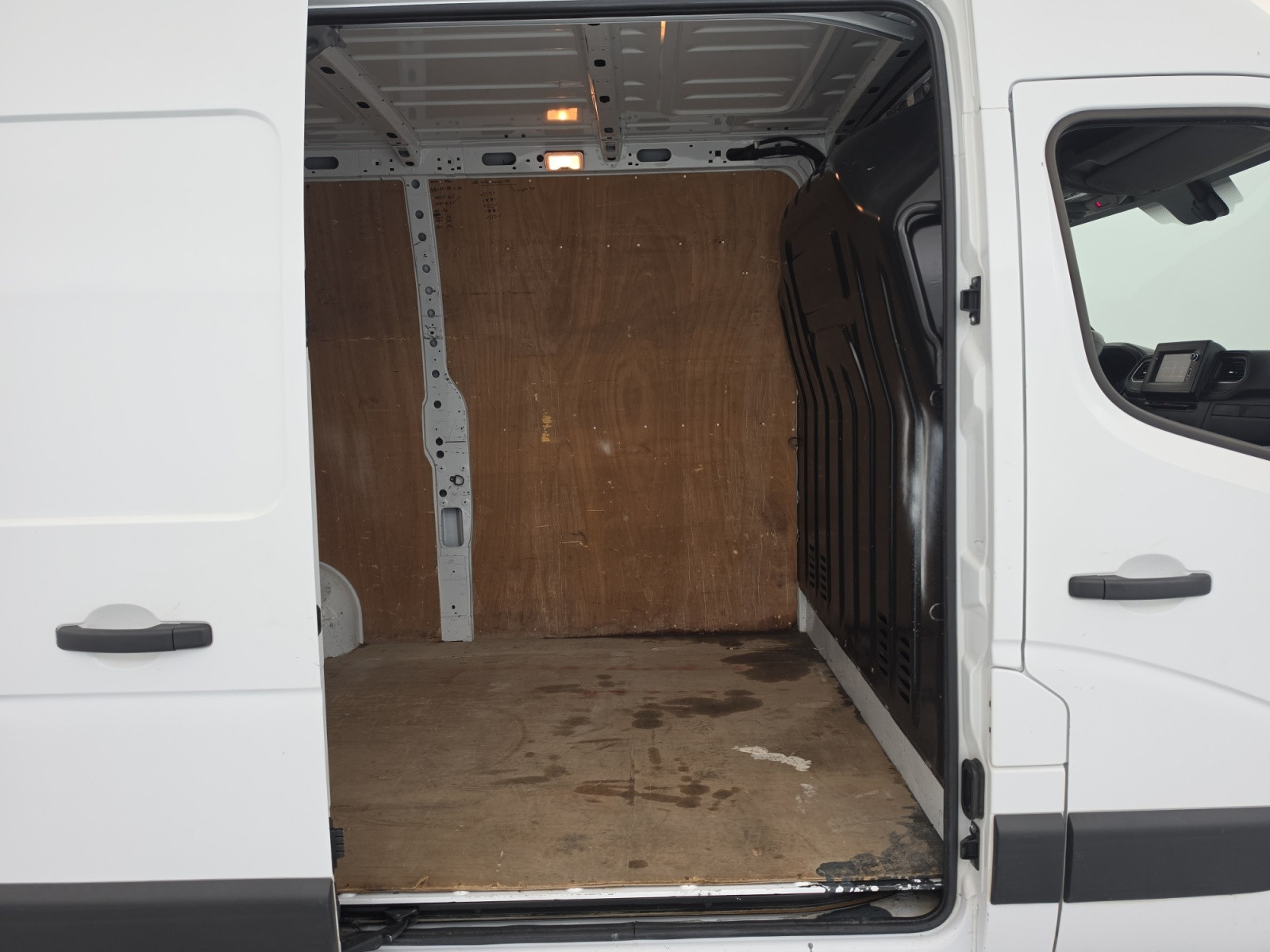 Vente en ligne Renault Master Fourgon MASTER FGN TRAC F3300 L2H2 DCI 135 au prix de 16 531 €