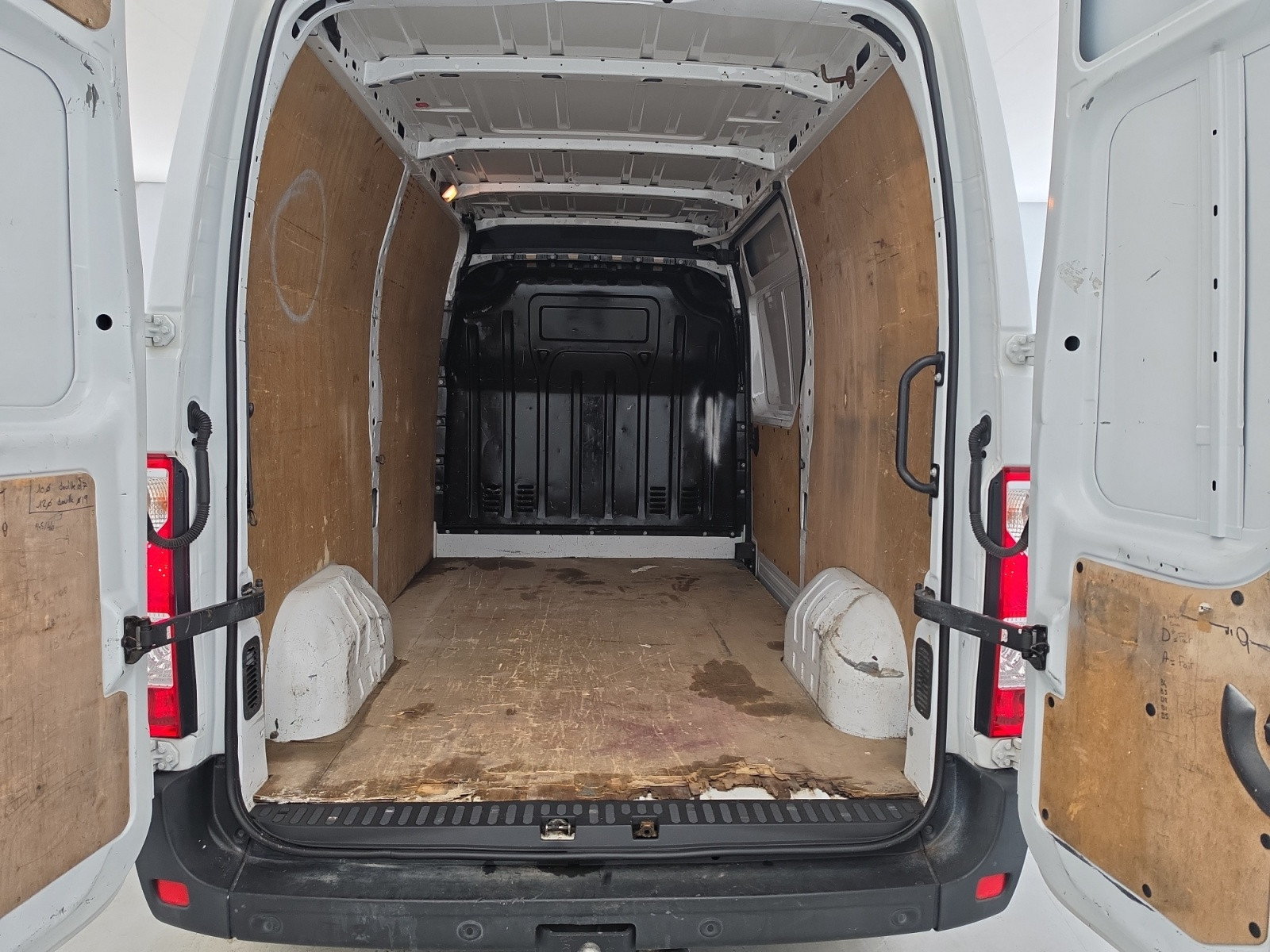 Vente en ligne Renault Master Fourgon MASTER FGN TRAC F3300 L2H2 DCI 135 au prix de 16 531 €