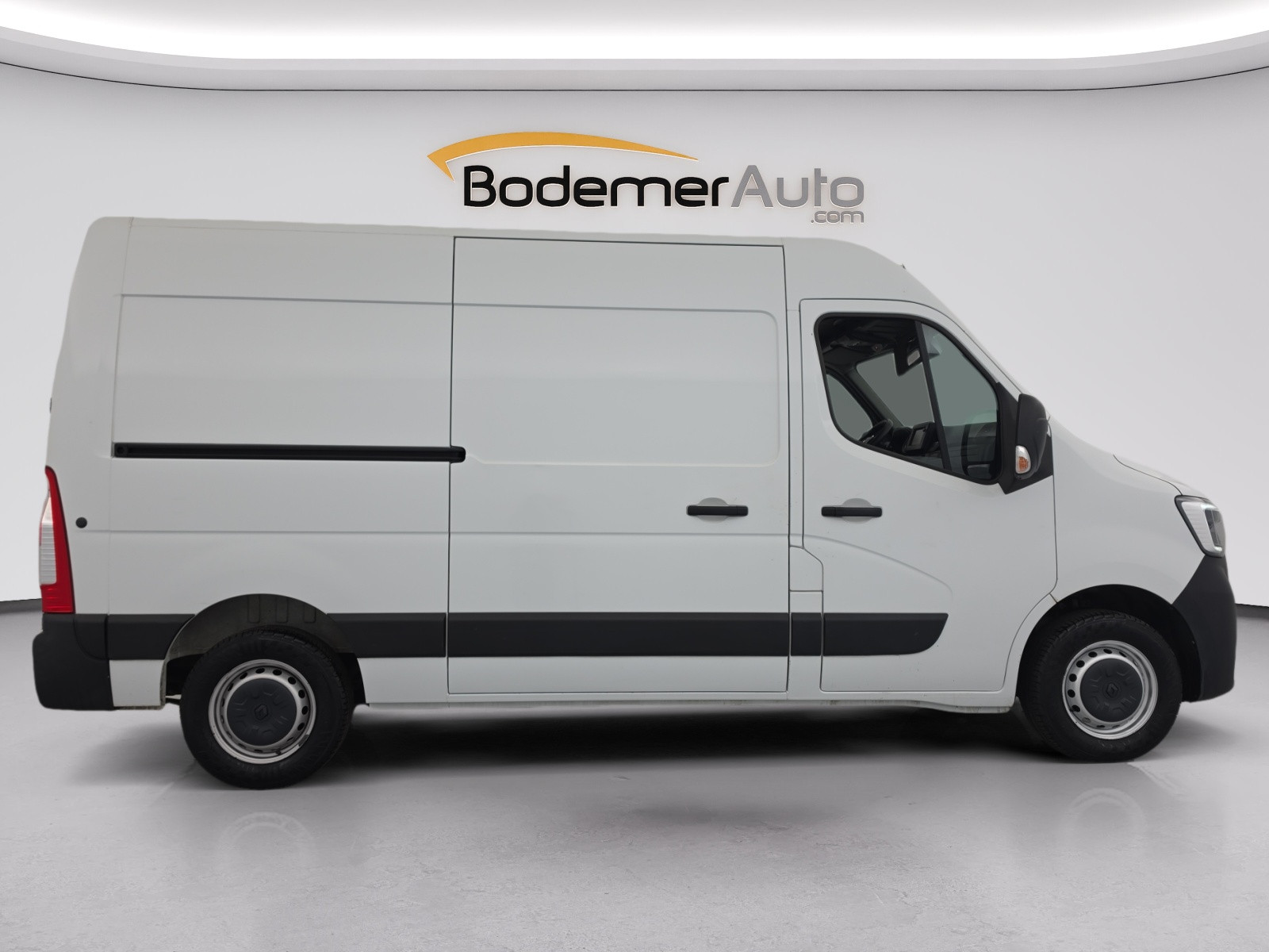 Vente en ligne Renault Master Fourgon MASTER FGN TRAC F3300 L2H2 DCI 135 au prix de 16 531 €
