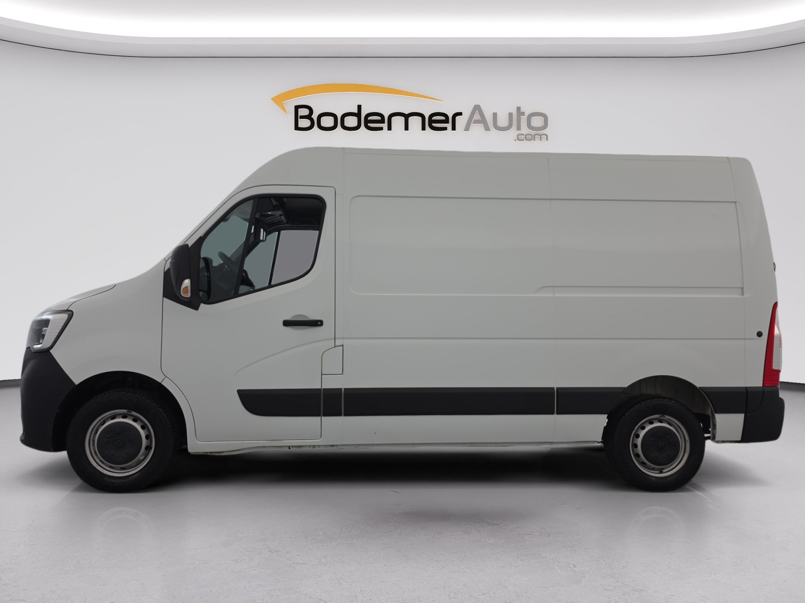 Vente en ligne Renault Master Fourgon MASTER FGN TRAC F3300 L2H2 DCI 135 au prix de 16 531 €