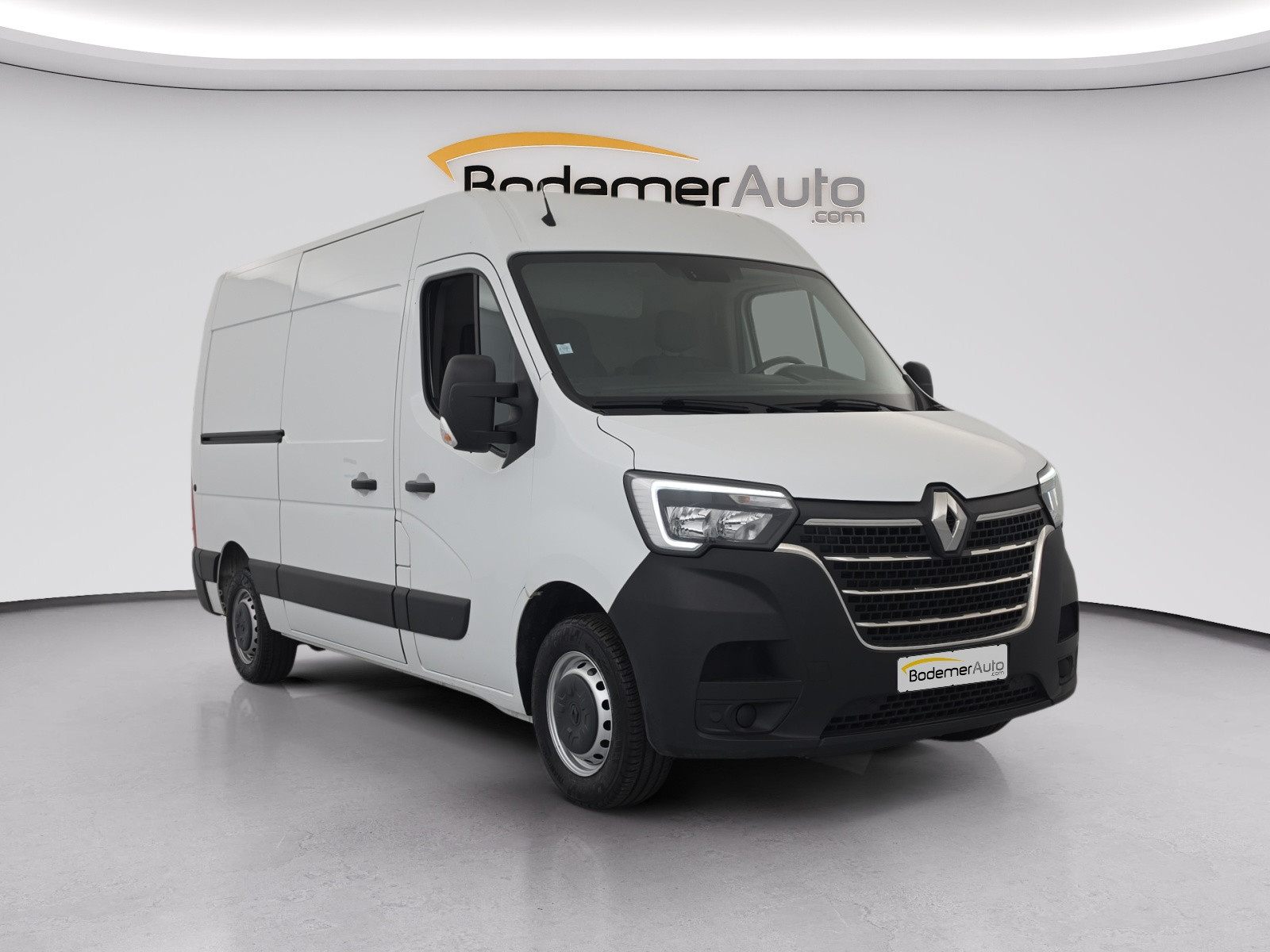 Vente en ligne Renault Master Fourgon MASTER FGN TRAC F3300 L2H2 DCI 135 au prix de 16 531 €