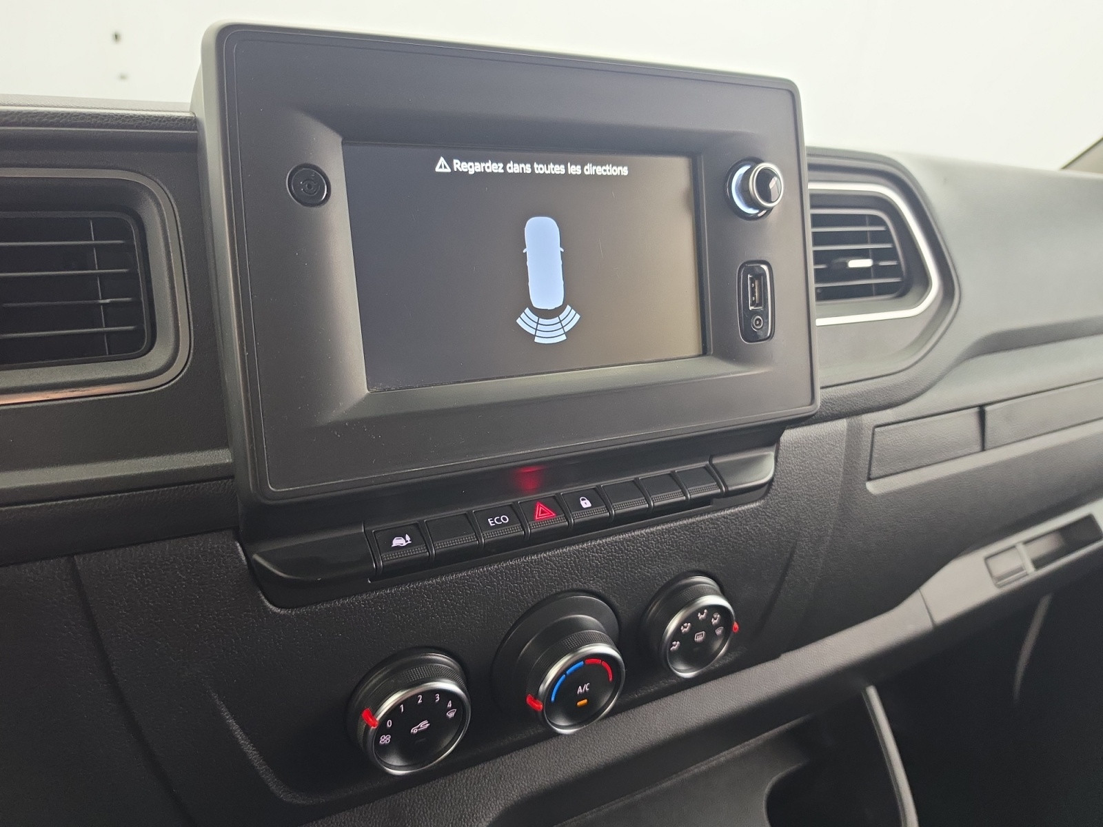 Vente en ligne Renault Master Fourgon MASTER FGN TRAC F3300 L2H2 DCI 135 au prix de 16 531 €