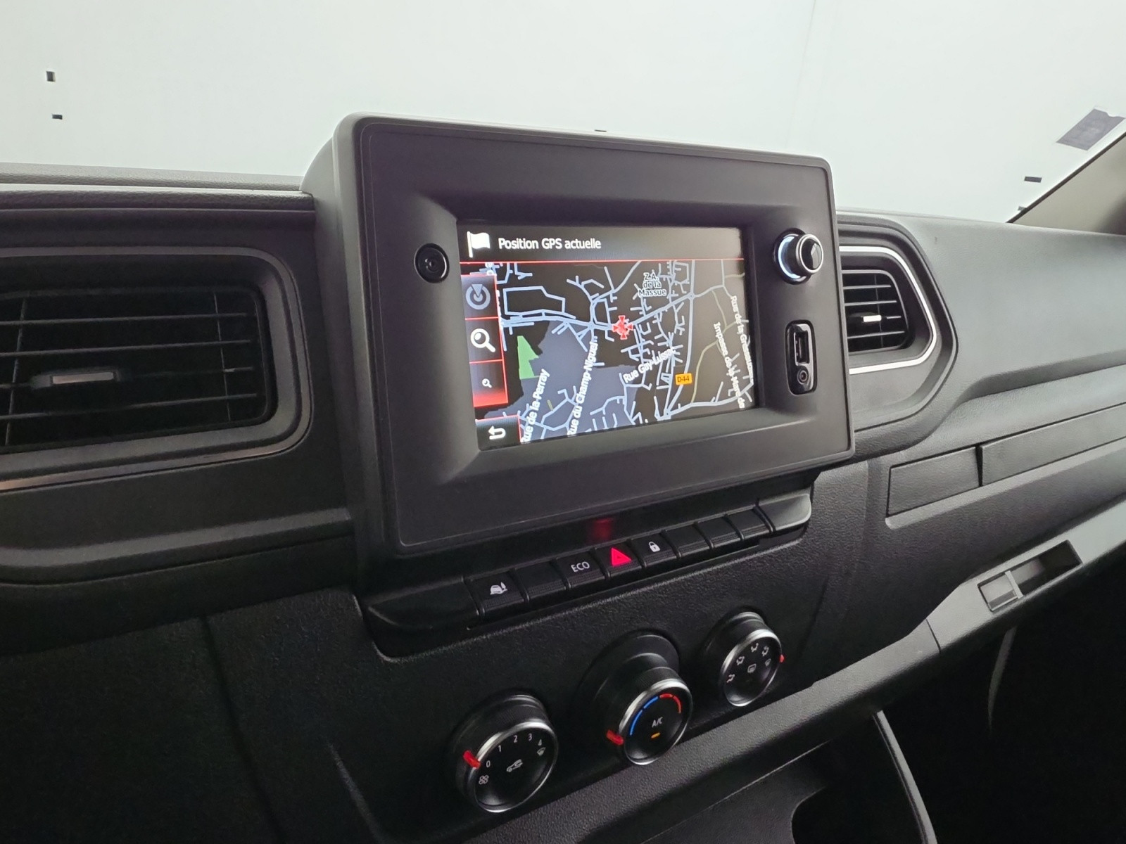 Vente en ligne Renault Master Fourgon MASTER FGN TRAC F3300 L2H2 DCI 135 au prix de 16 531 €