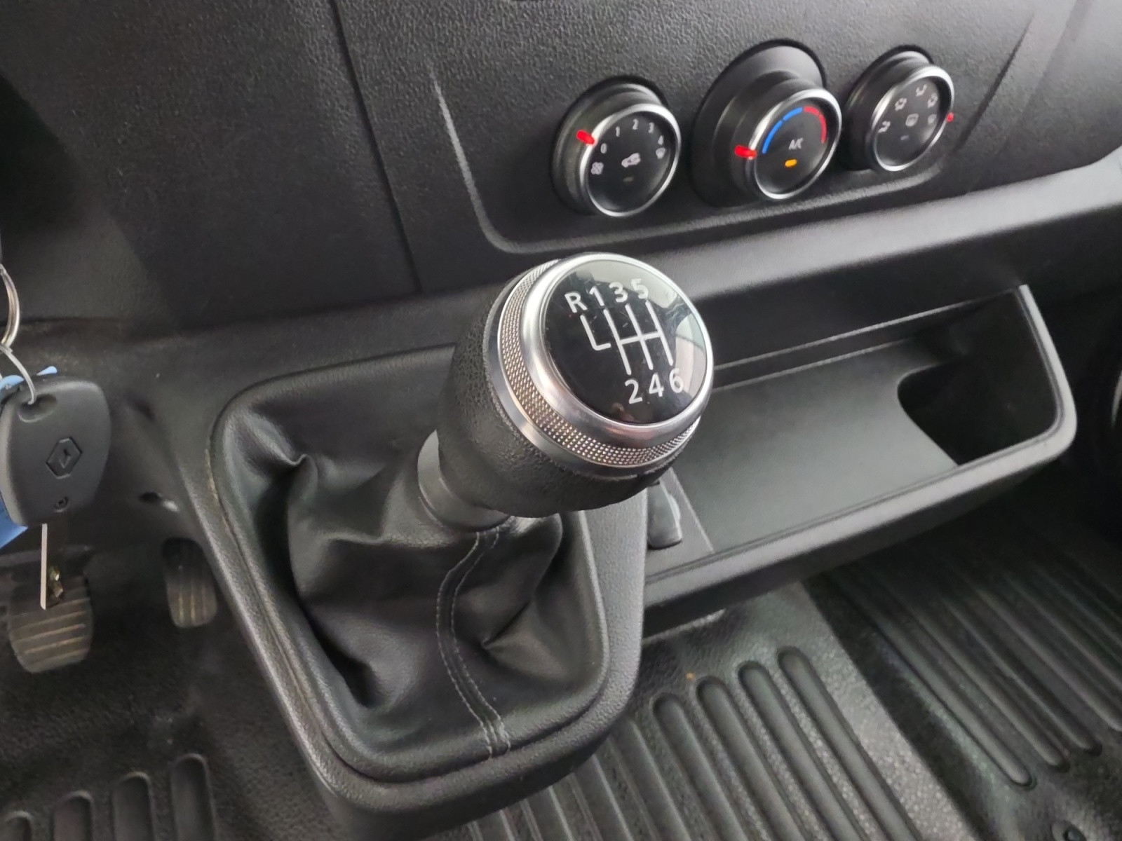Vente en ligne Renault Master Fourgon MASTER FGN TRAC F3300 L2H2 DCI 135 au prix de 16 531 €