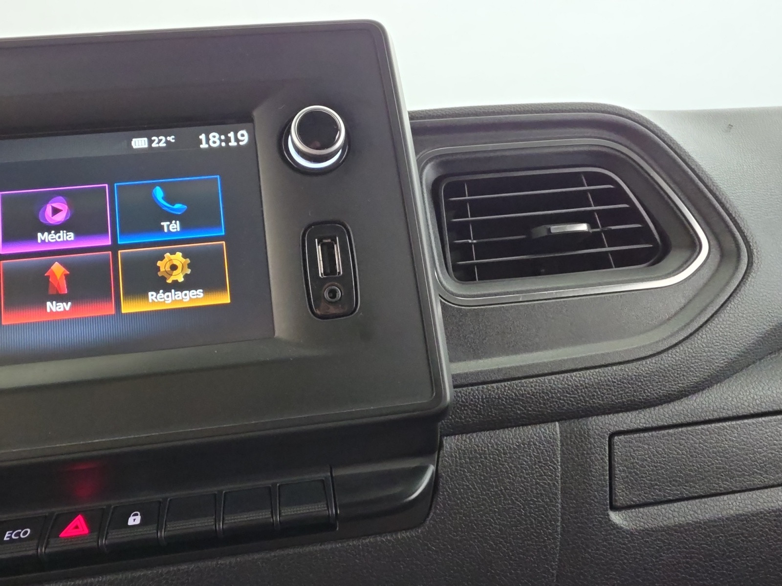 Vente en ligne Renault Master Fourgon MASTER FGN TRAC F3300 L2H2 DCI 135 au prix de 16 531 €