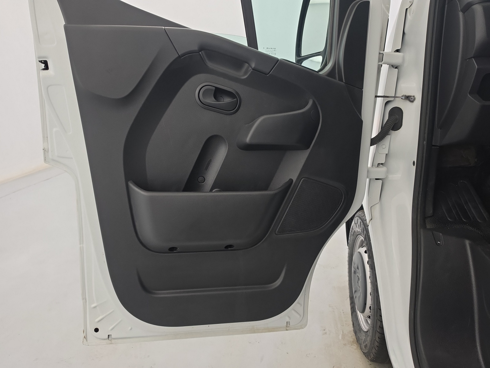 Vente en ligne Renault Master Fourgon MASTER FGN TRAC F3300 L2H2 DCI 135 au prix de 16 531 €