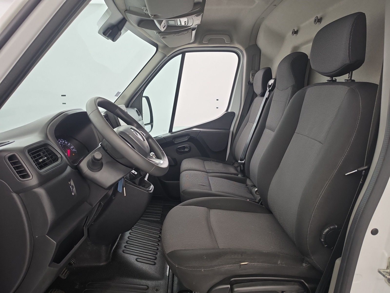 Vente en ligne Renault Master Fourgon MASTER FGN TRAC F3300 L2H2 DCI 135 au prix de 16 531 €