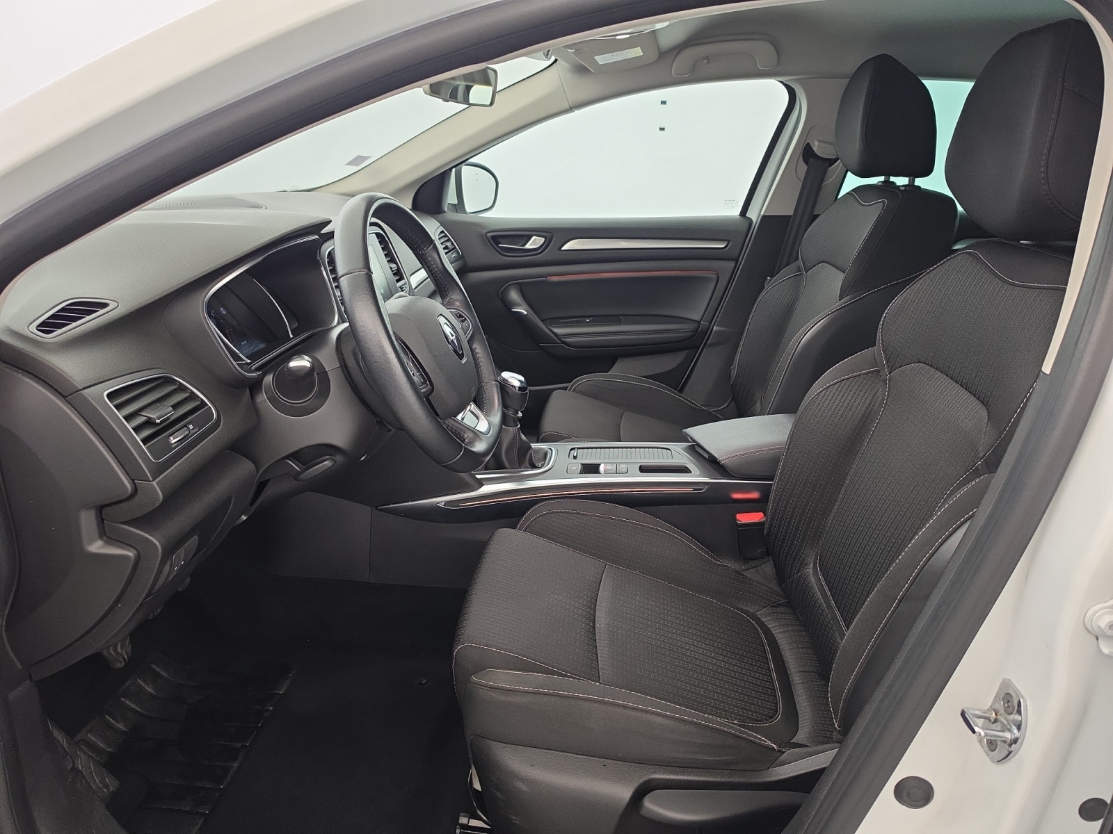 Vente en ligne Renault Megane 4 Estate Mégane IV Estate TCe 140 FAP au prix de 12 490 €