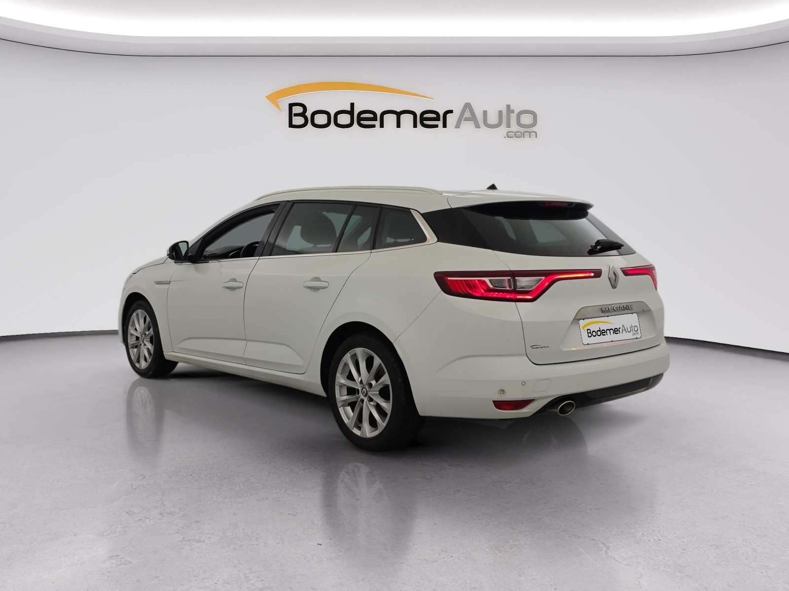 Vente en ligne Renault Megane 4 Estate Mégane IV Estate TCe 140 FAP au prix de 12 490 €