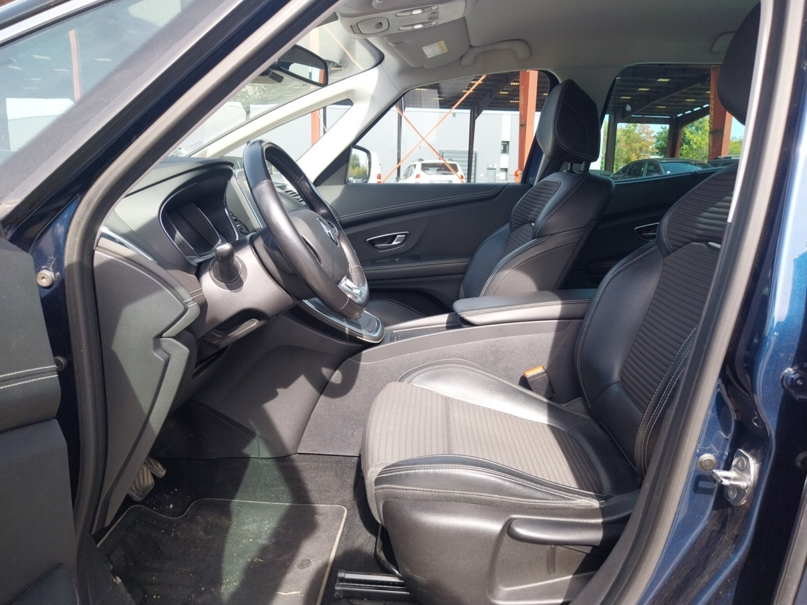 Vente en ligne Renault Grand Scenic 4 Grand Scenic Blue dCi 120 EDC au prix de 16 990 €