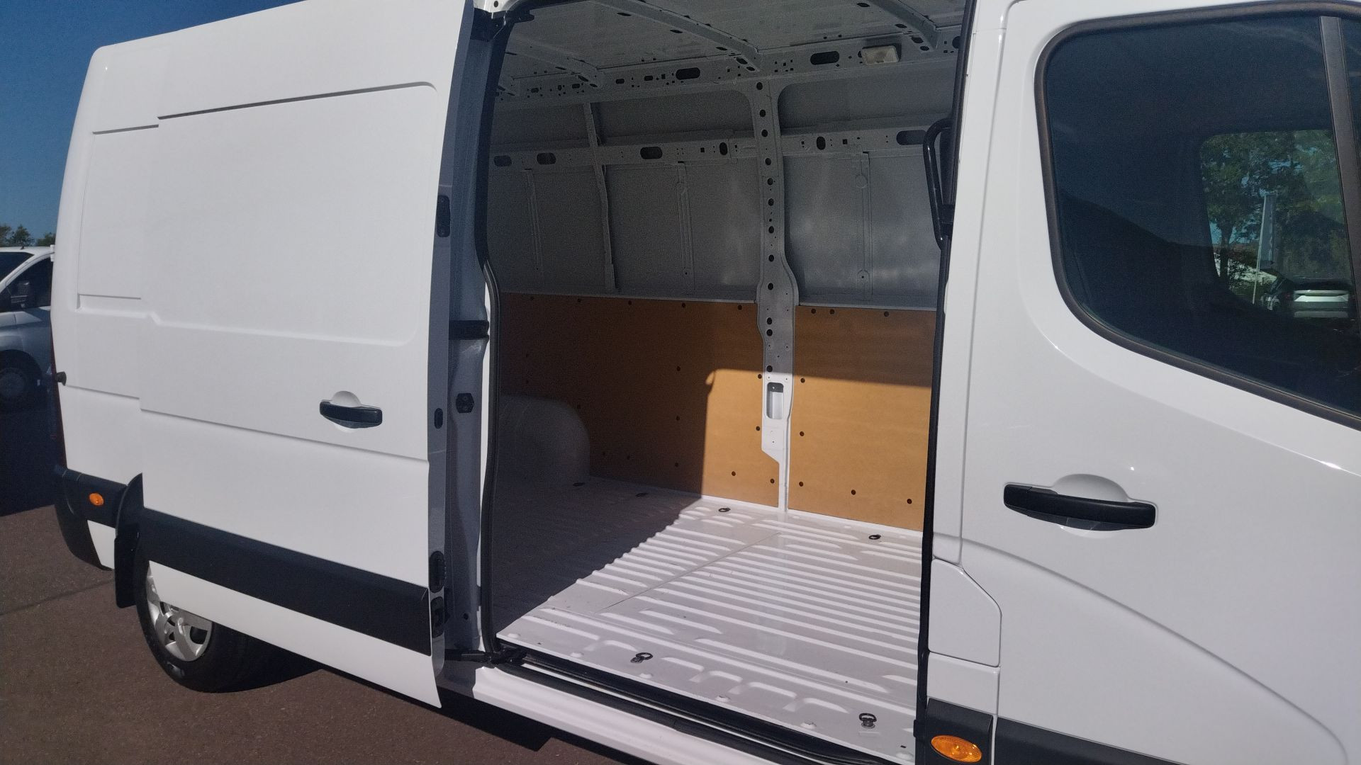 Vente en ligne Renault Master Fourgon MASTER FGN TRAC F3500 L3H2 DCI 135 au prix de 23 990 €