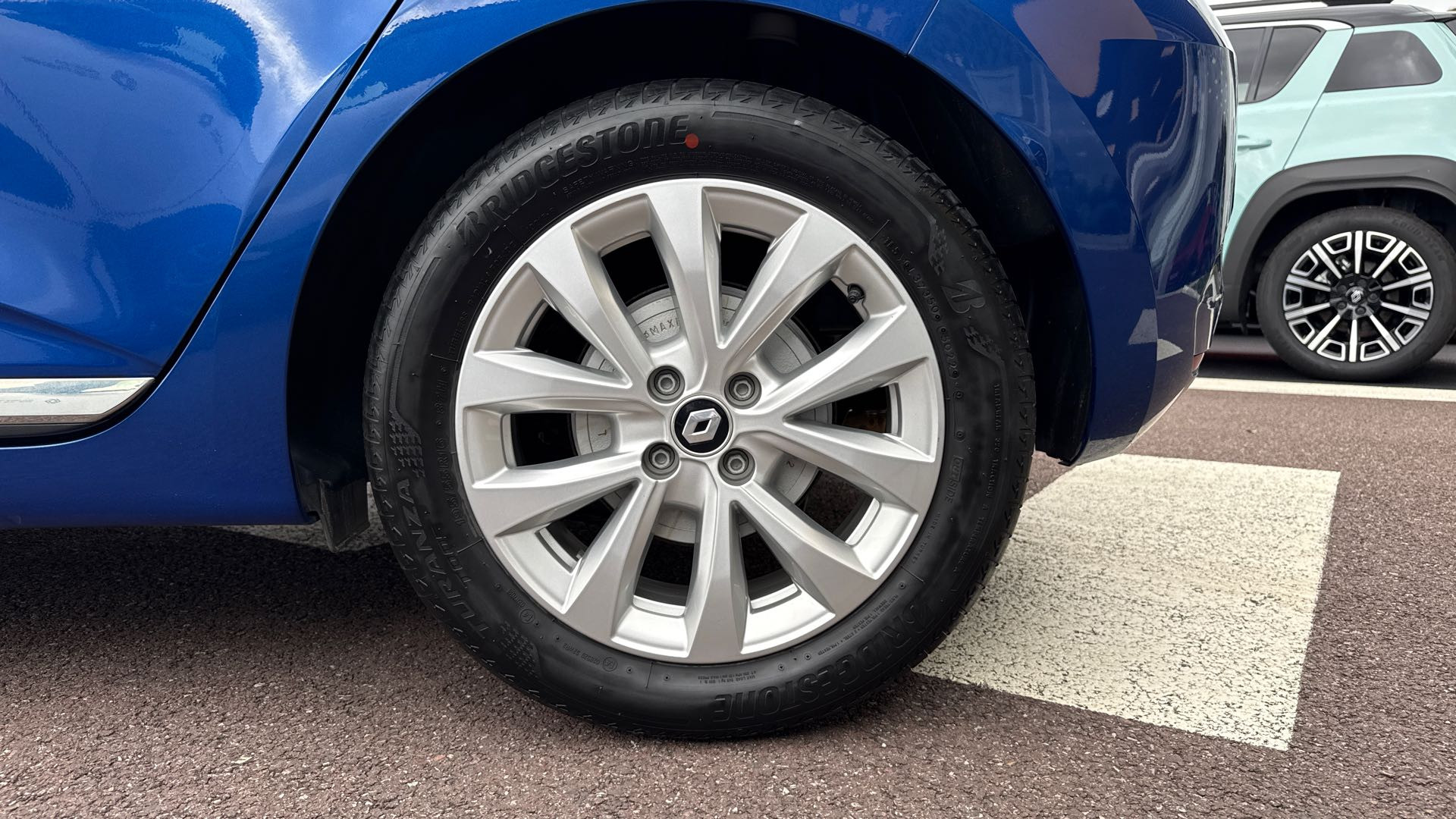 Vente en ligne Renault Clio 5 Clio E-Tech full hybrid 145 au prix de 17 490 €