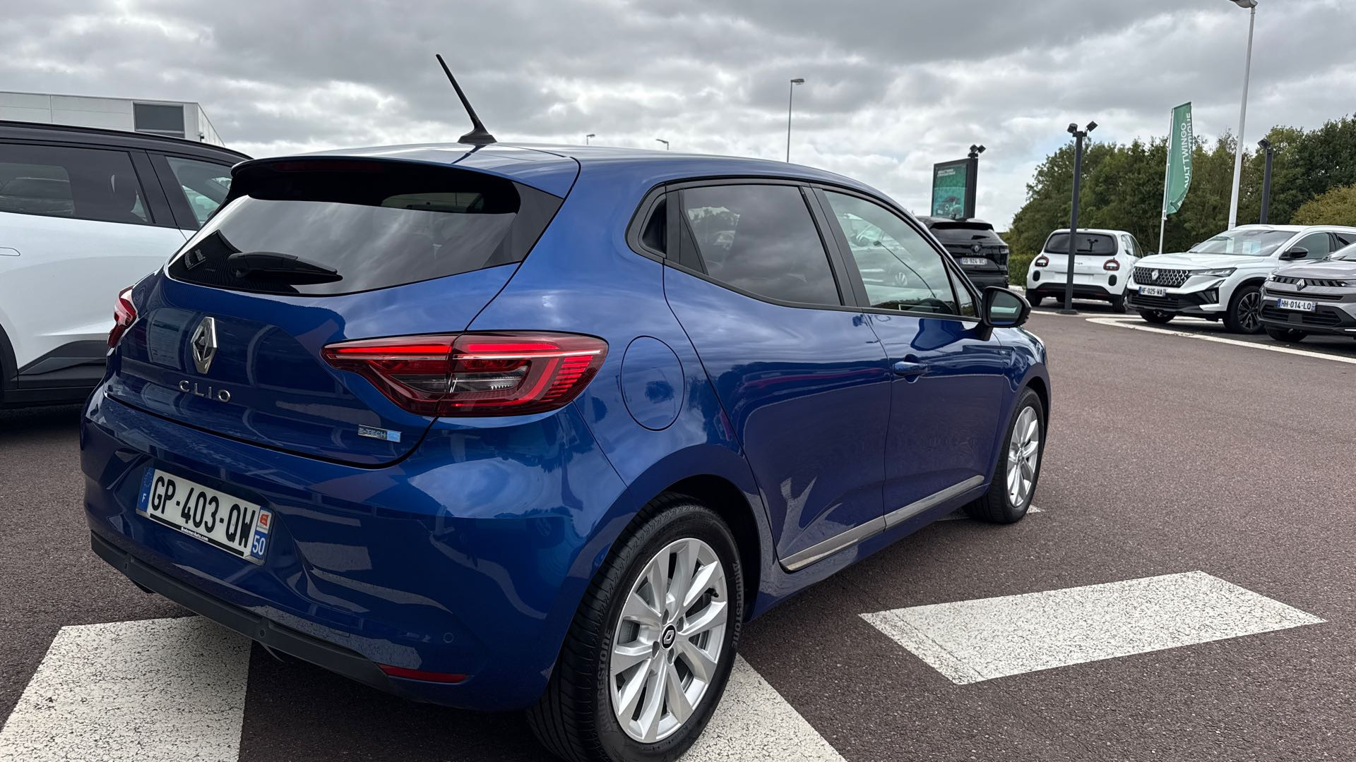 Vente en ligne Renault Clio 5 Clio E-Tech full hybrid 145 au prix de 17 490 €