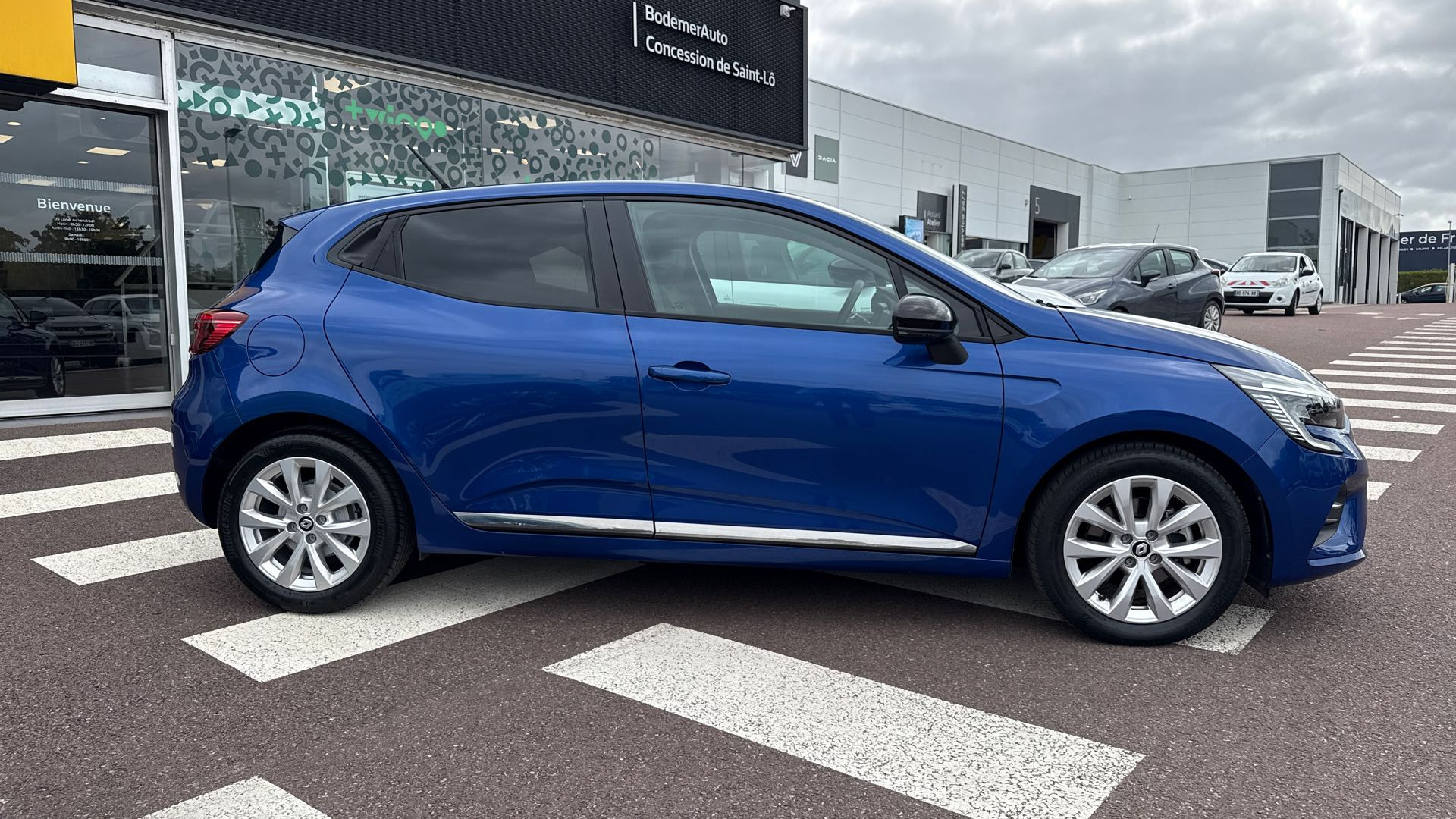 Vente en ligne Renault Clio 5 Clio E-Tech full hybrid 145 au prix de 17 490 €