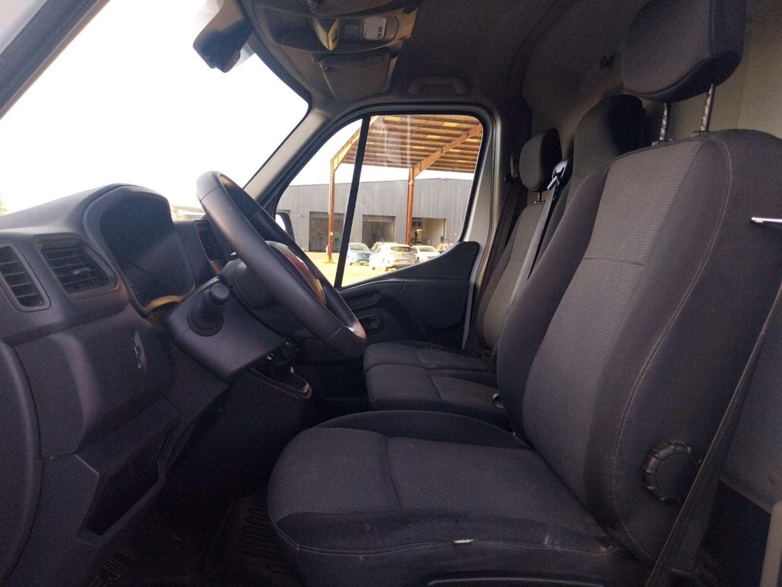 Vente en ligne Renault Master Fourgon MASTER FGN TRAC F3300 L2H2 DCI 135 au prix de 16 531 €