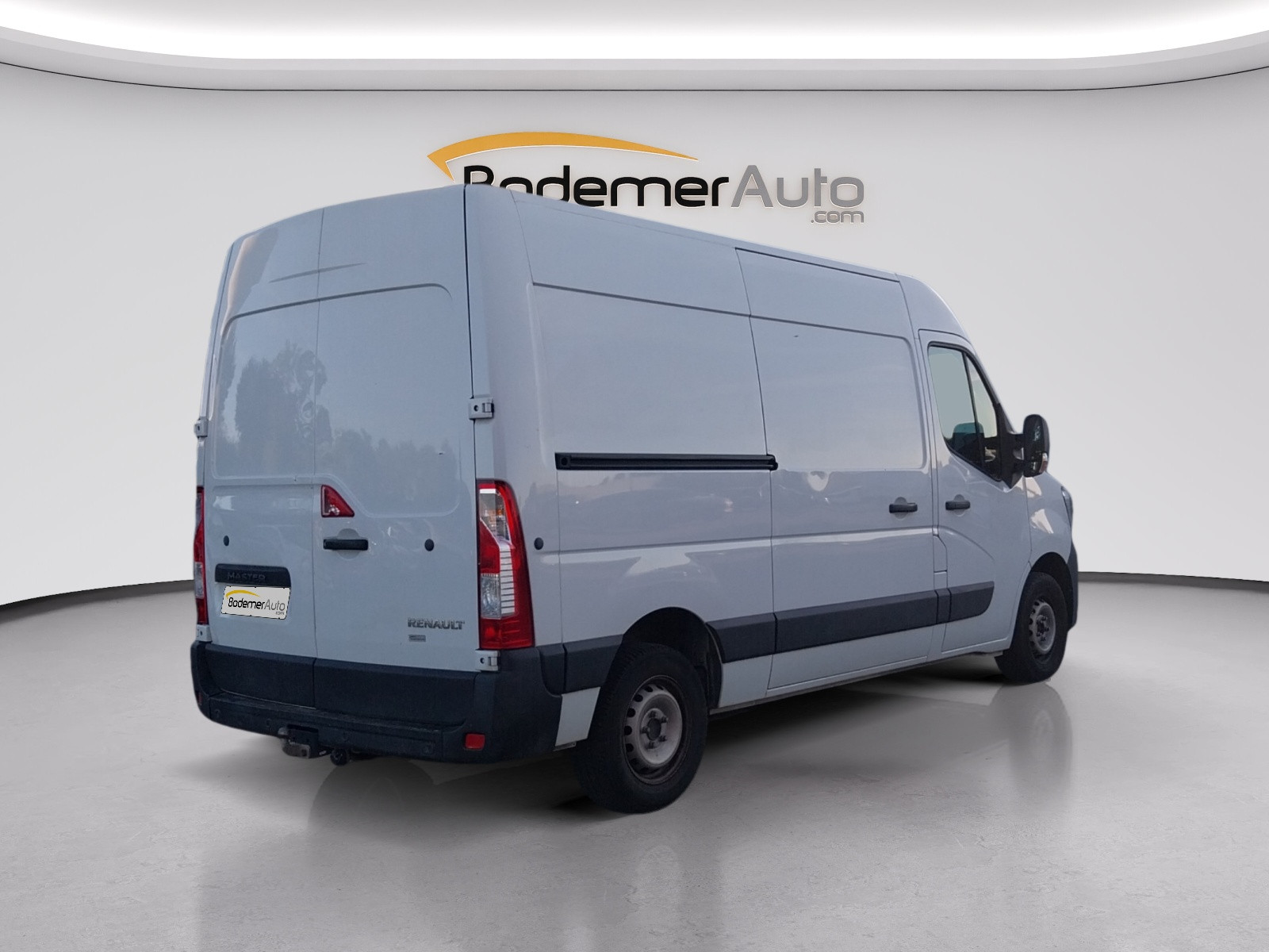 Vente en ligne Renault Master Fourgon MASTER FGN TRAC F3300 L2H2 DCI 135 au prix de 16 531 €