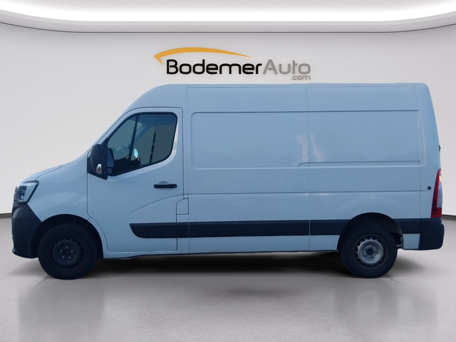 Vente en ligne Renault Master Fourgon MASTER FGN TRAC F3300 L2H2 DCI 135 au prix de 16 531 €
