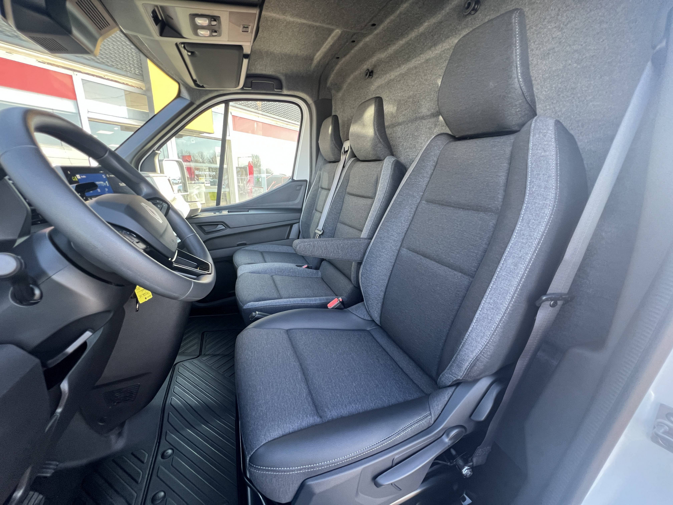 Vente en ligne Renault Master E-Tech MASTER ELECTRIQUE FG GRANDE AUTONOMIE L2H2 3T5 au prix de 48 080 €