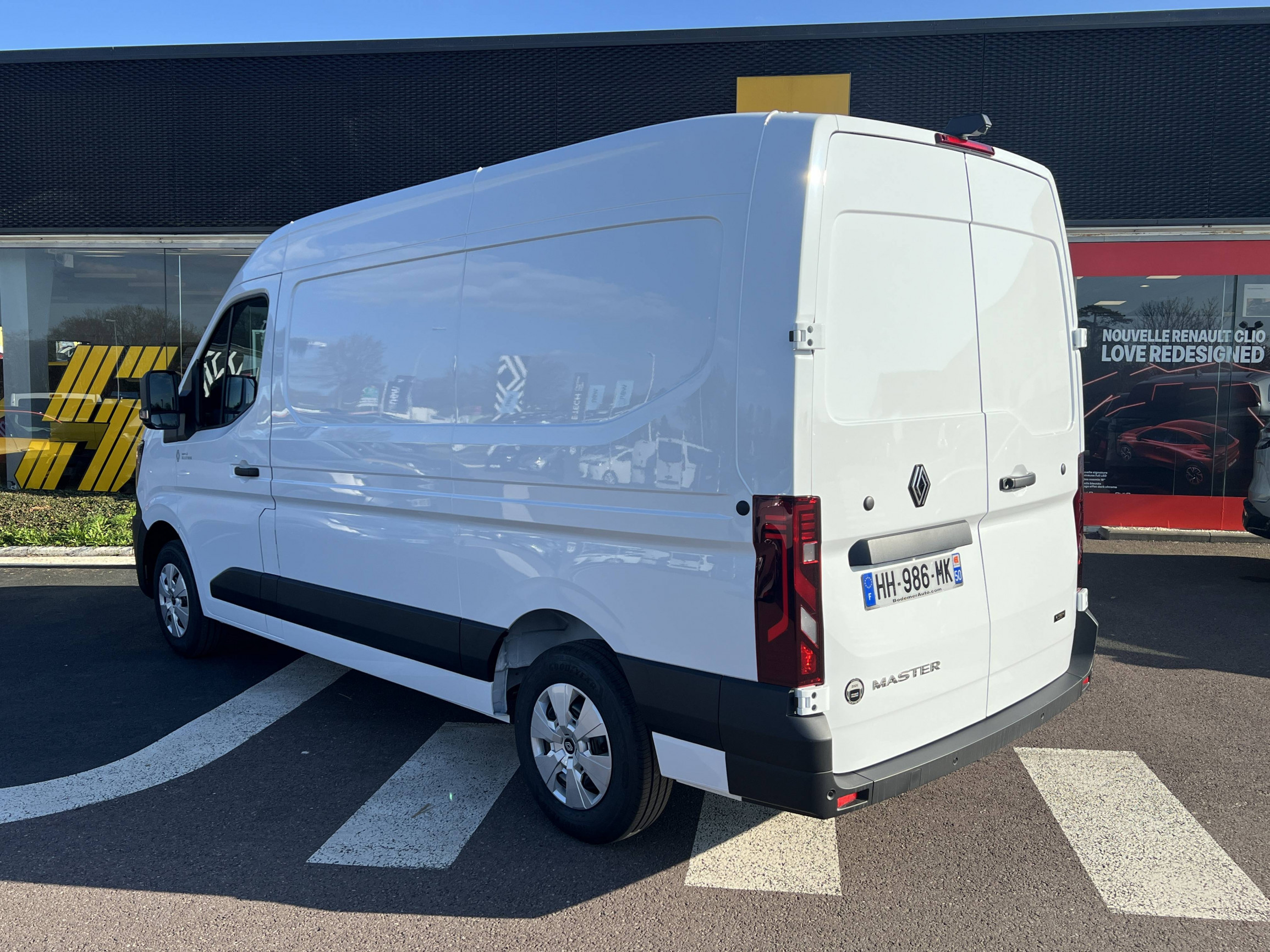 Vente en ligne Renault Master E-Tech MASTER ELECTRIQUE FG GRANDE AUTONOMIE L2H2 3T5 au prix de 48 080 €