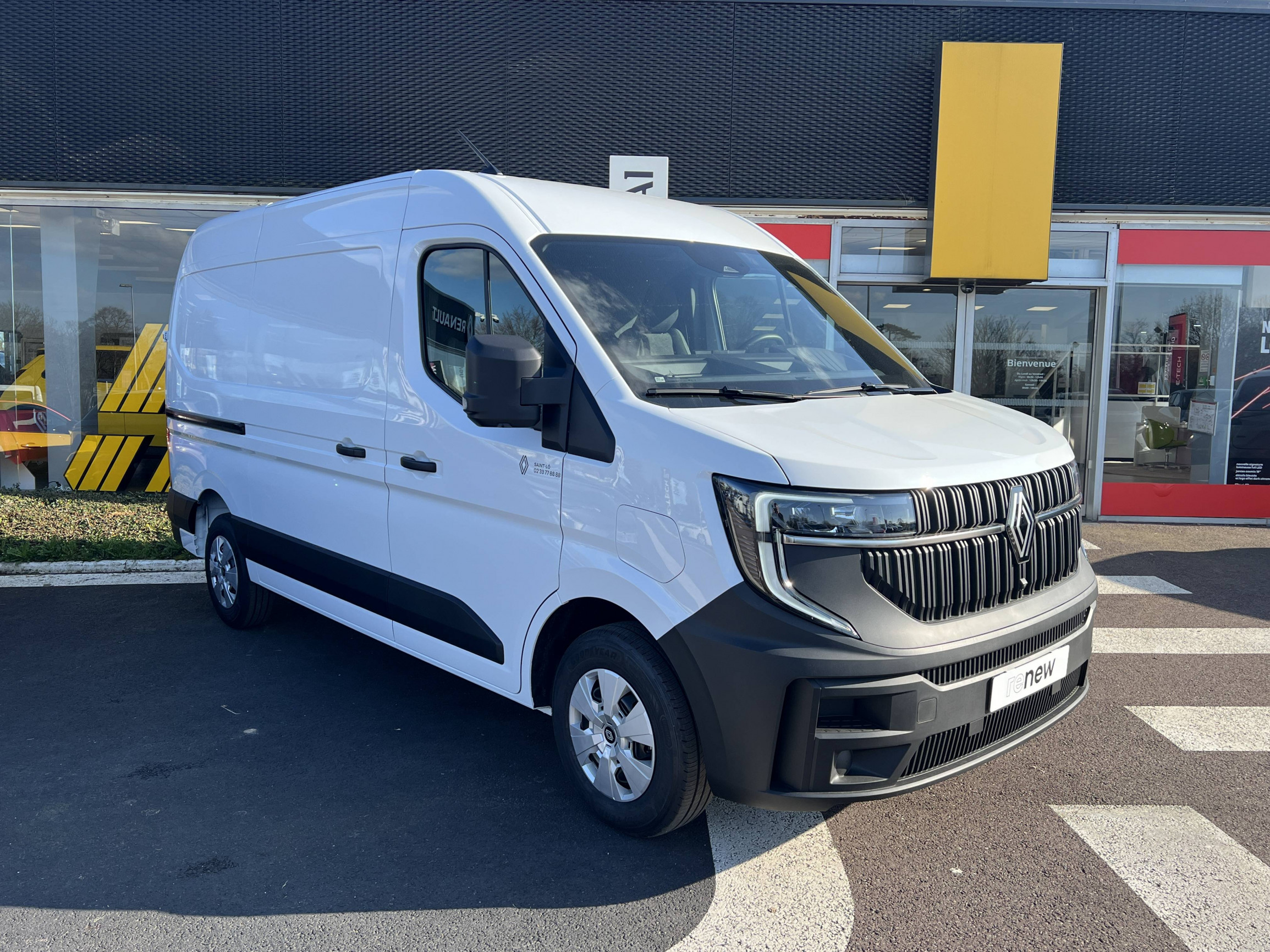 Vente en ligne Renault Master E-Tech MASTER ELECTRIQUE FG GRANDE AUTONOMIE L2H2 3T5 au prix de 48 080 €