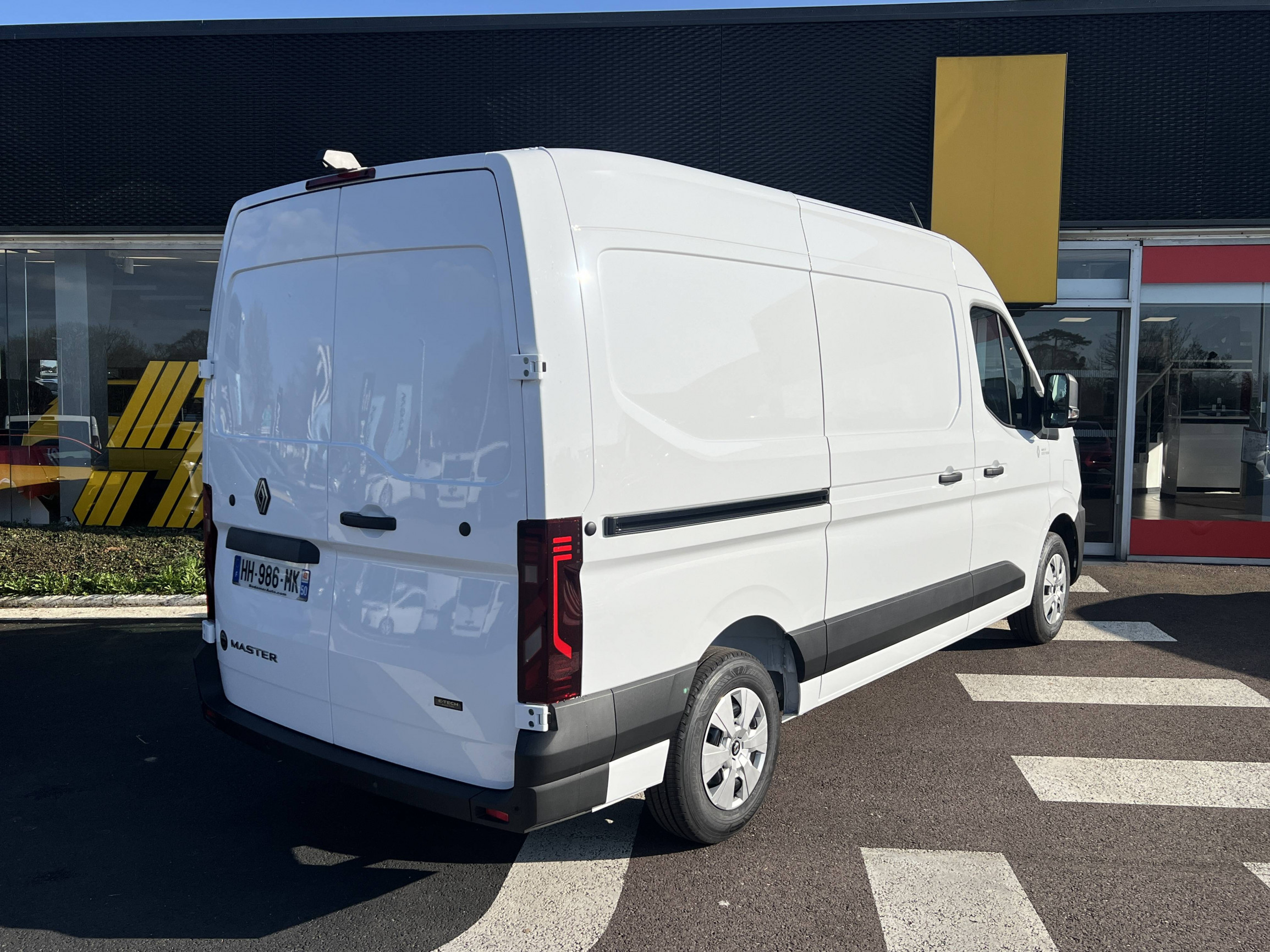 Vente en ligne Renault Master E-Tech MASTER ELECTRIQUE FG GRANDE AUTONOMIE L2H2 3T5 au prix de 48 080 €