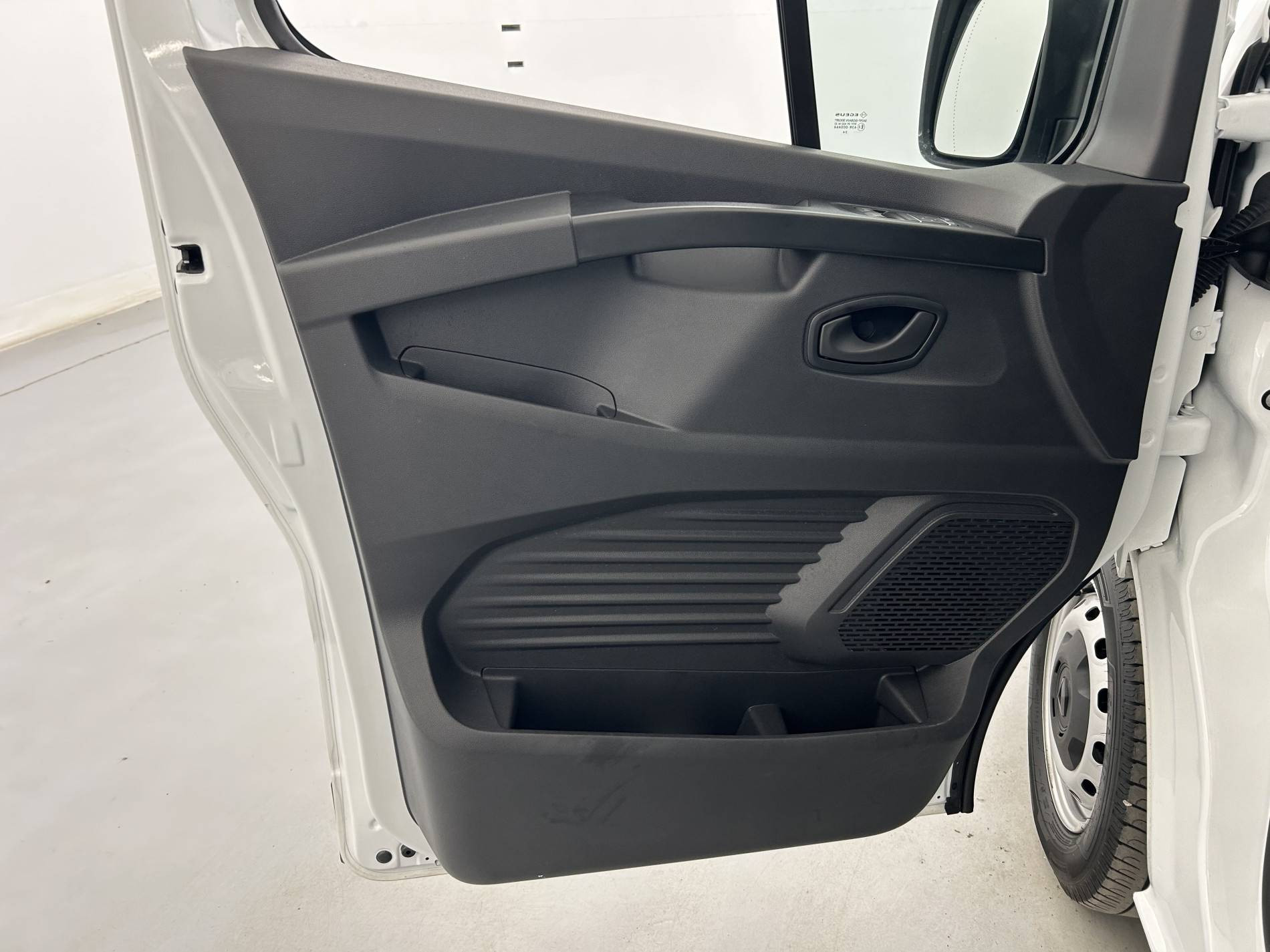 Vente en ligne Renault Trafic 3 Fourgon TRAFIC FG BLUE DCI 130 L1H1 3T GSR2 au prix de 22 490 €