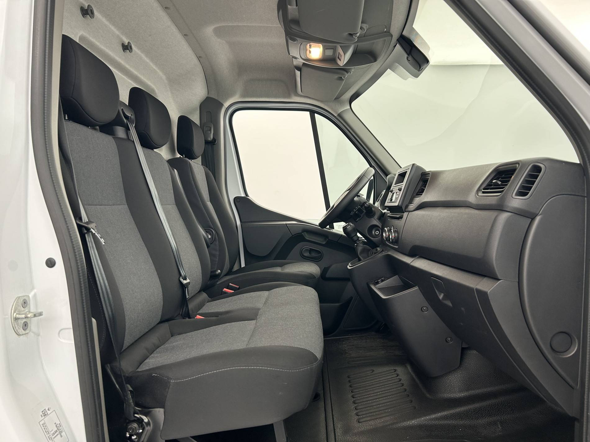 Vente en ligne Renault Master Fourgon MASTER FGN TRAC F3500 L3H3 BLUE DCI 135 au prix de 26 490 €