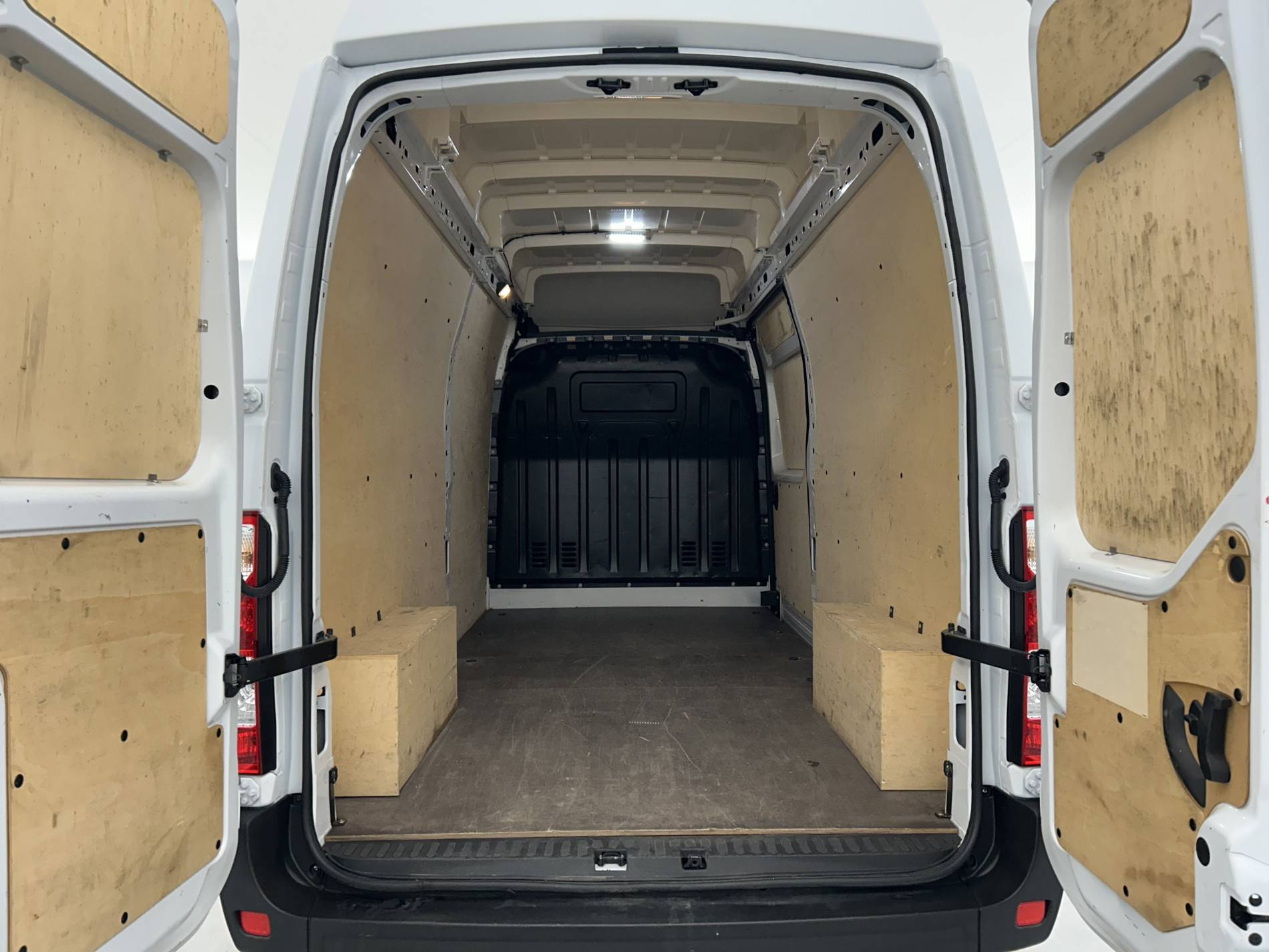 Vente en ligne Renault Master Fourgon MASTER FGN TRAC F3500 L3H3 BLUE DCI 135 au prix de 26 490 €